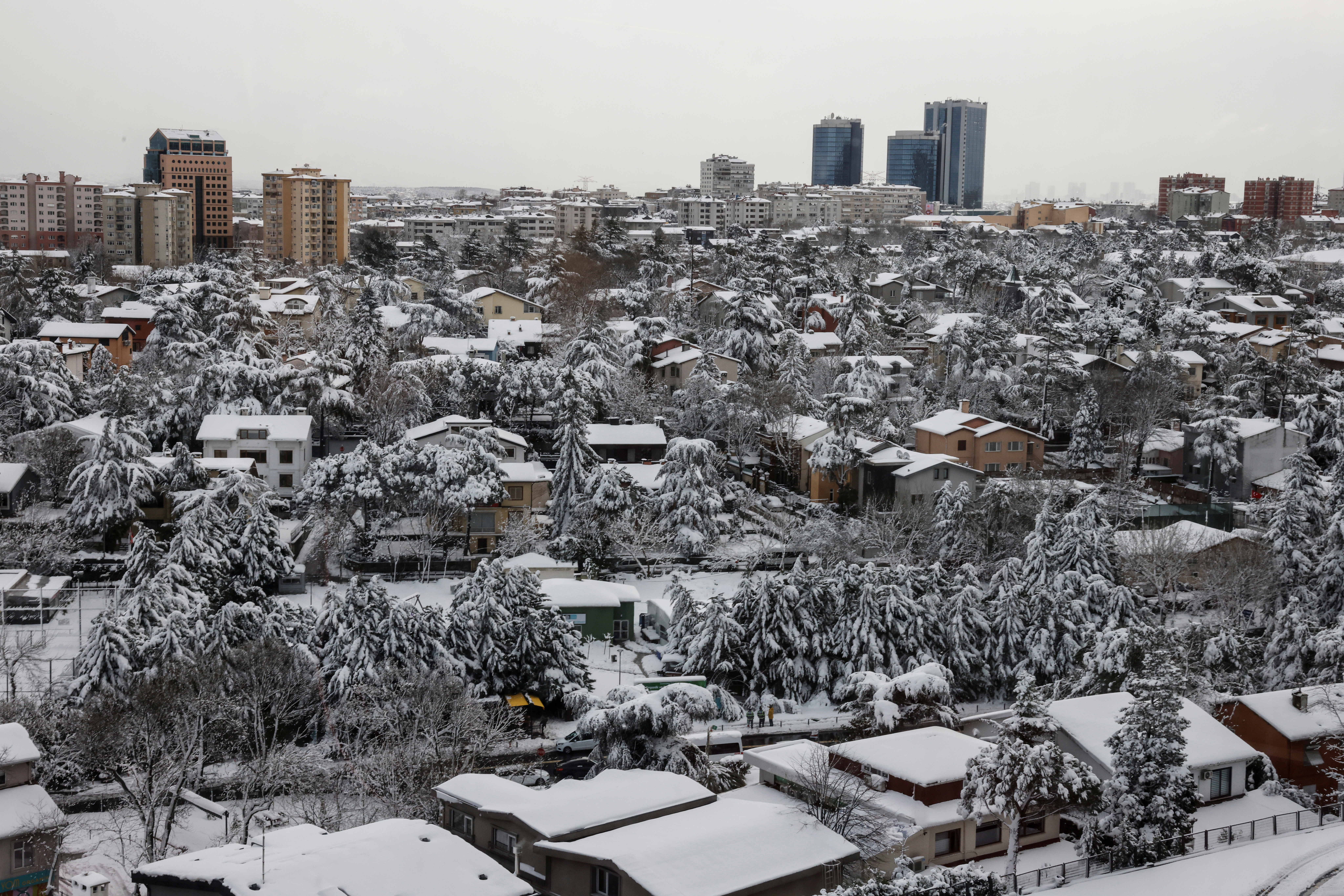 La ciudad cubierta de nieve (REUTERS/Umit Bektas)