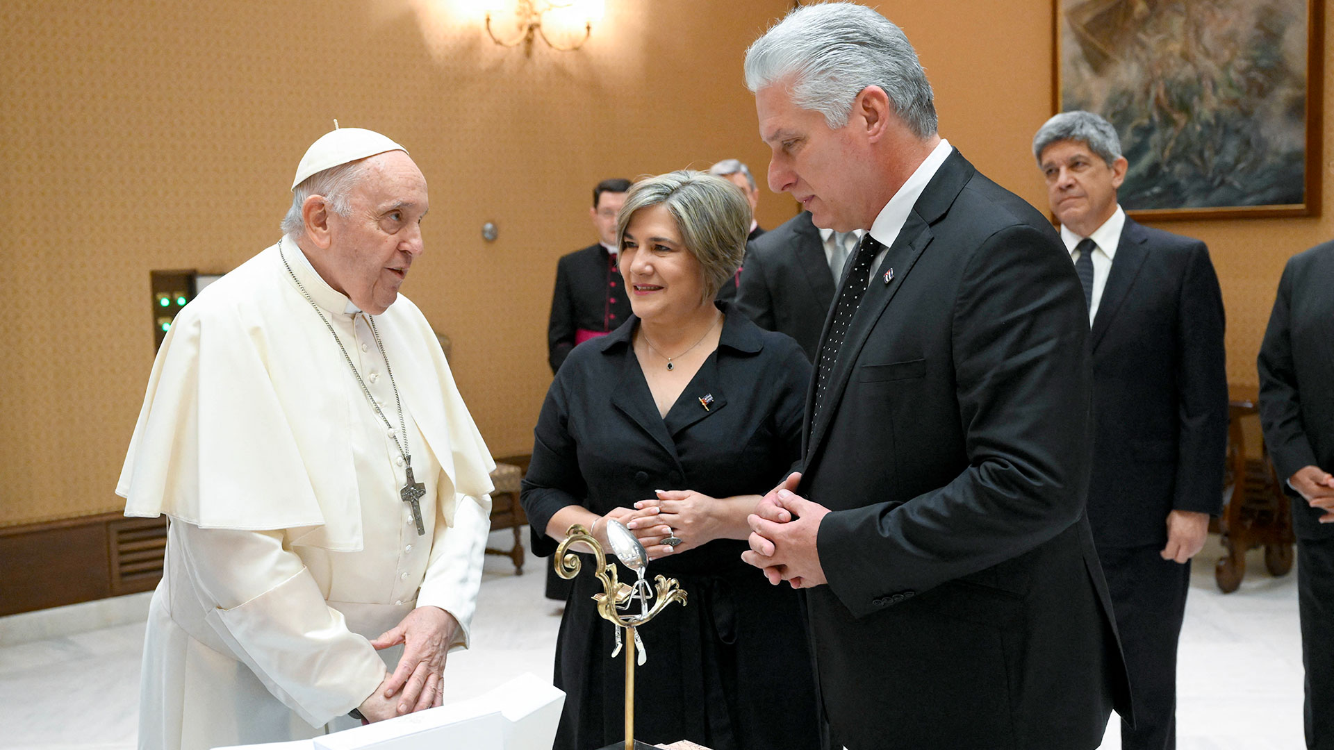 Miguel Díaz-Canel y su esposa, Lis Cuesta Peraza, junto al Papa (VATICAN MEDIA/AFP)