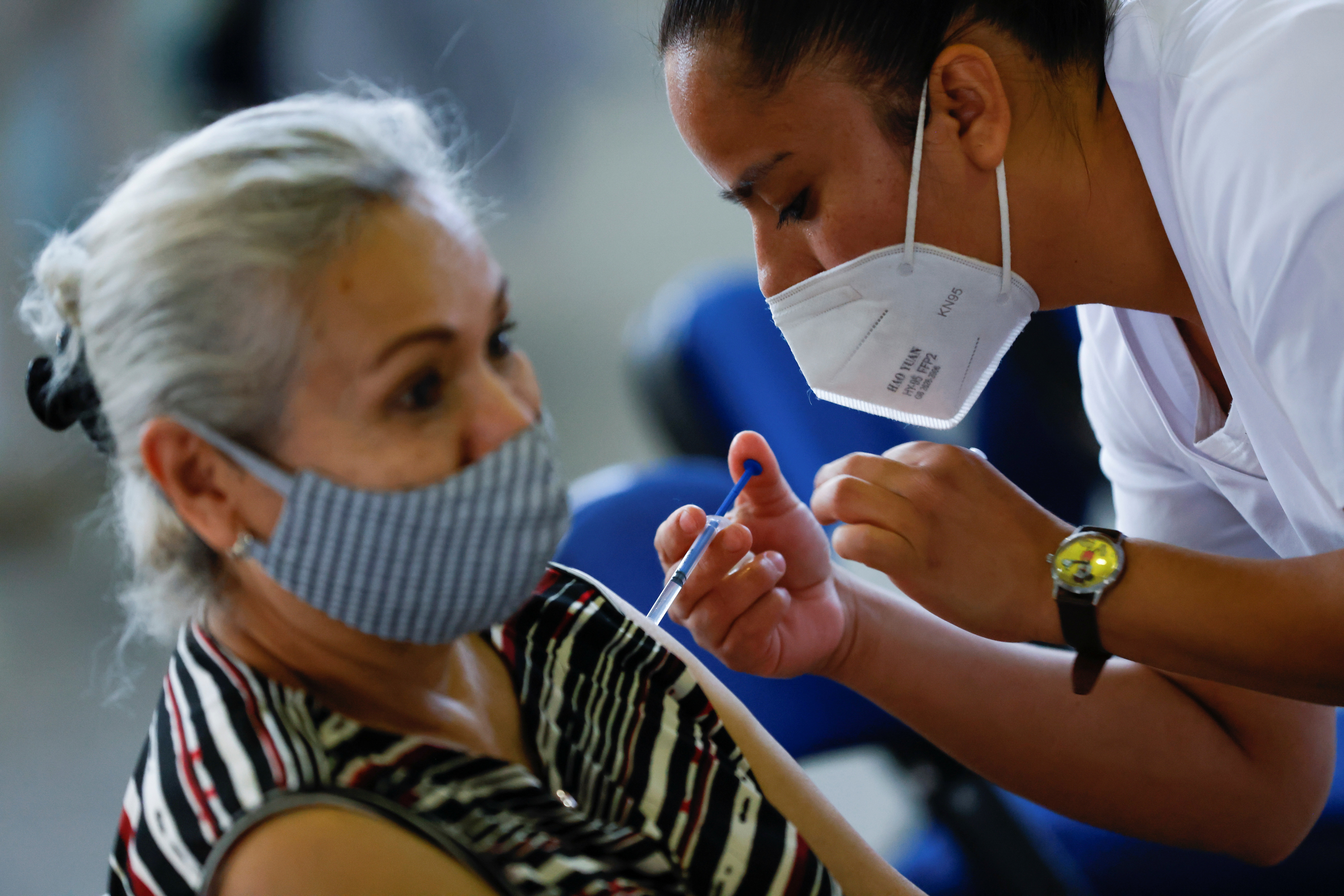 Una mujer recibiendo la primer dosis de la vacuna Sputnik V en la Ciudad de México. REUTERS/Carlos Jasso