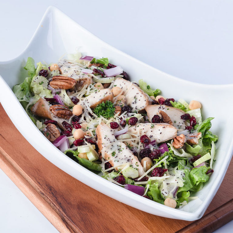 Esta ensalada lleva almendras junto a otros ingredientes.