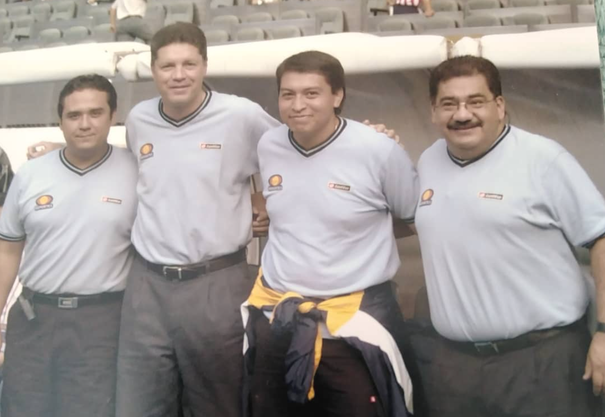 Raul Sarmiento with Ricardo Pelaez and a group of commenters from Televisa (Image: Instagram / @raulsarmientodiaz)