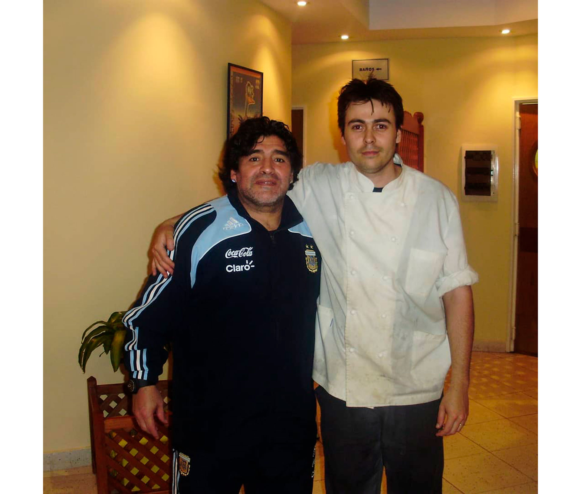 Ricardo Ortiz junto a Diego Armando Maradona (@ricardodelrojook)