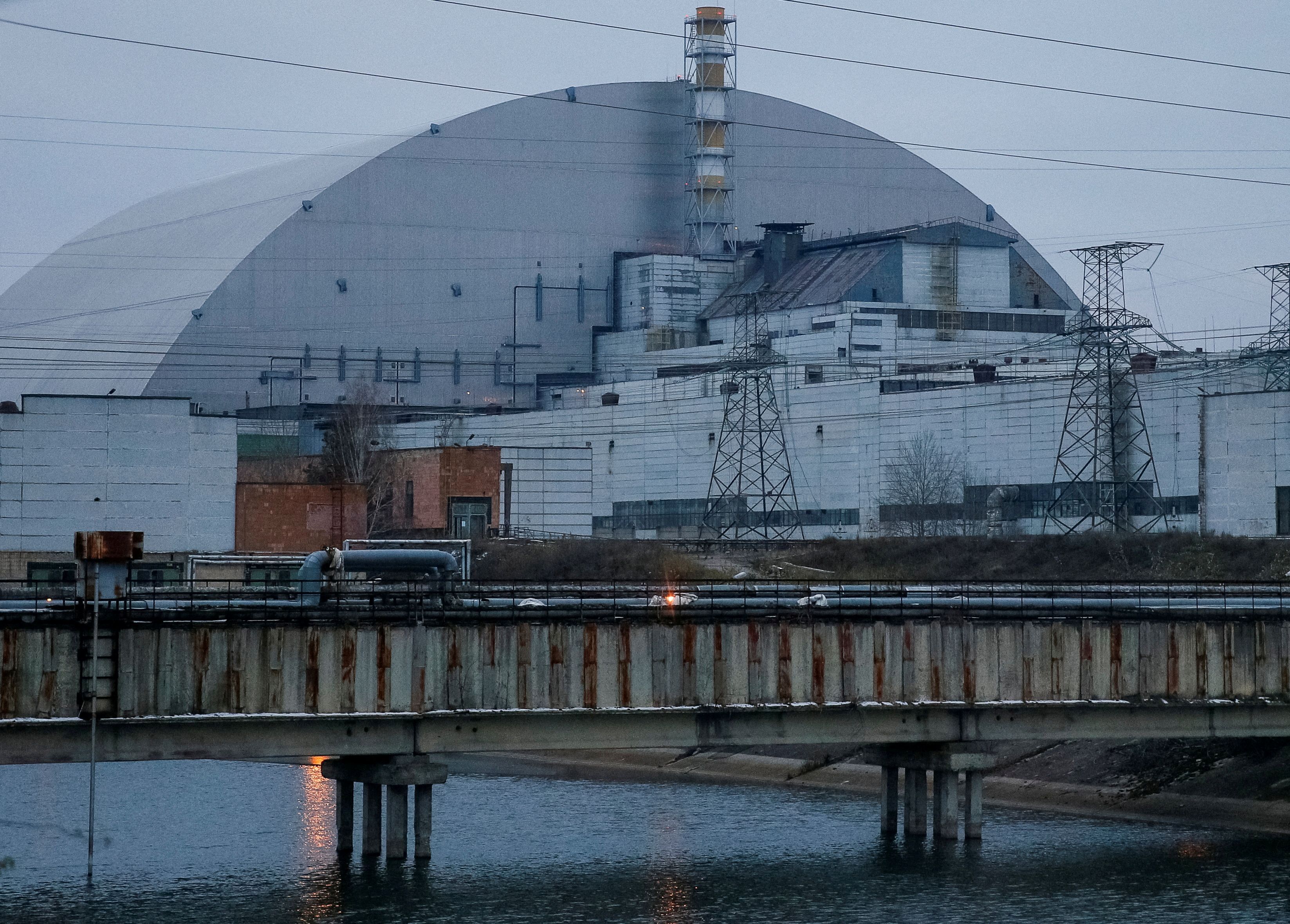 La nueva estructura de Seguridad de Confinamiento de Chernobyl que cubre el sarcófago de cemento con el se tapó el reactor nuclear accidentado. REUTERS/Gleb Garanich.