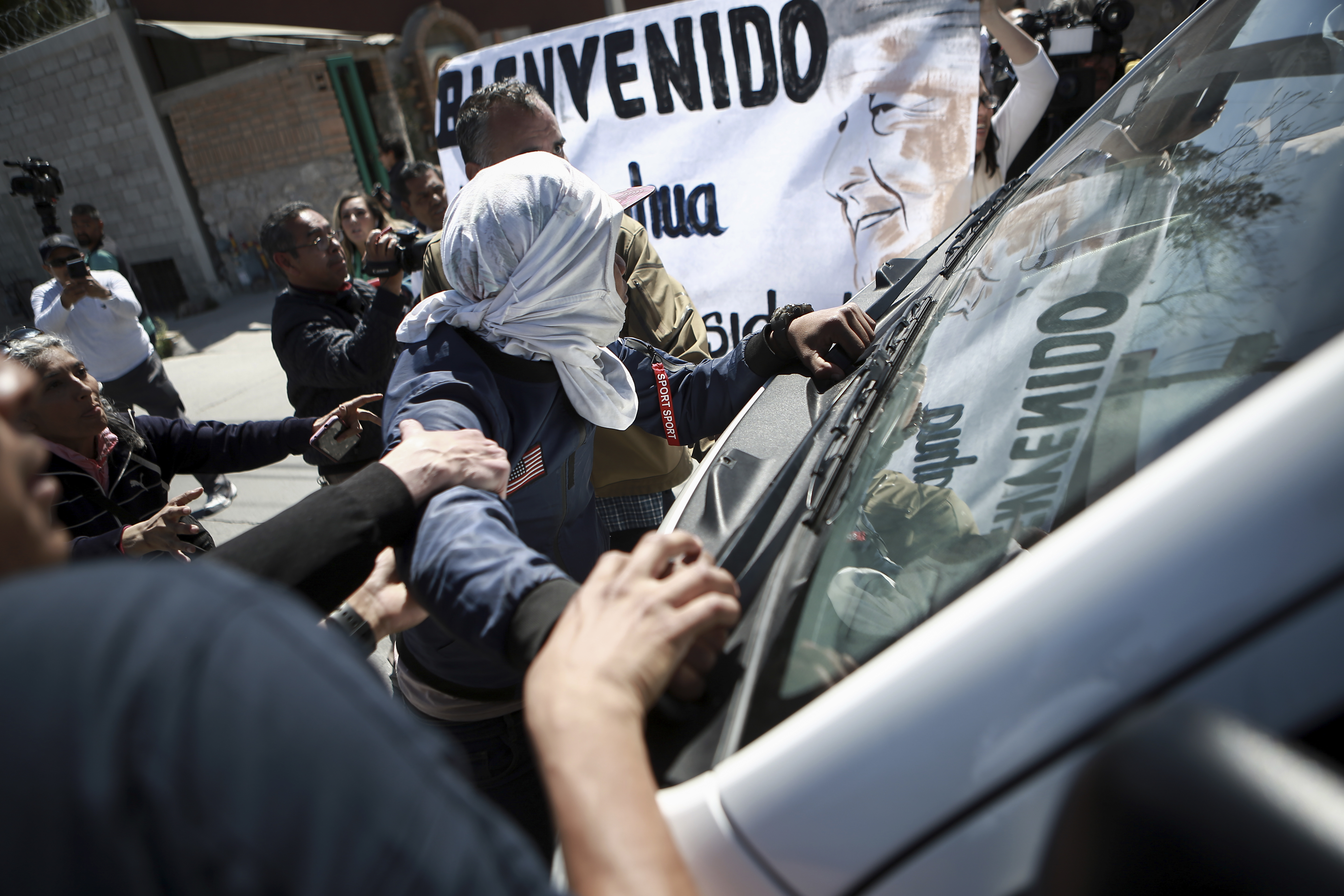 Migrantes y activistas trataron de impedir el paso de  Andrés Manuel López Obrador cuando visitaba Ciudad Juáre  (AP Foto/Christian Chavez)