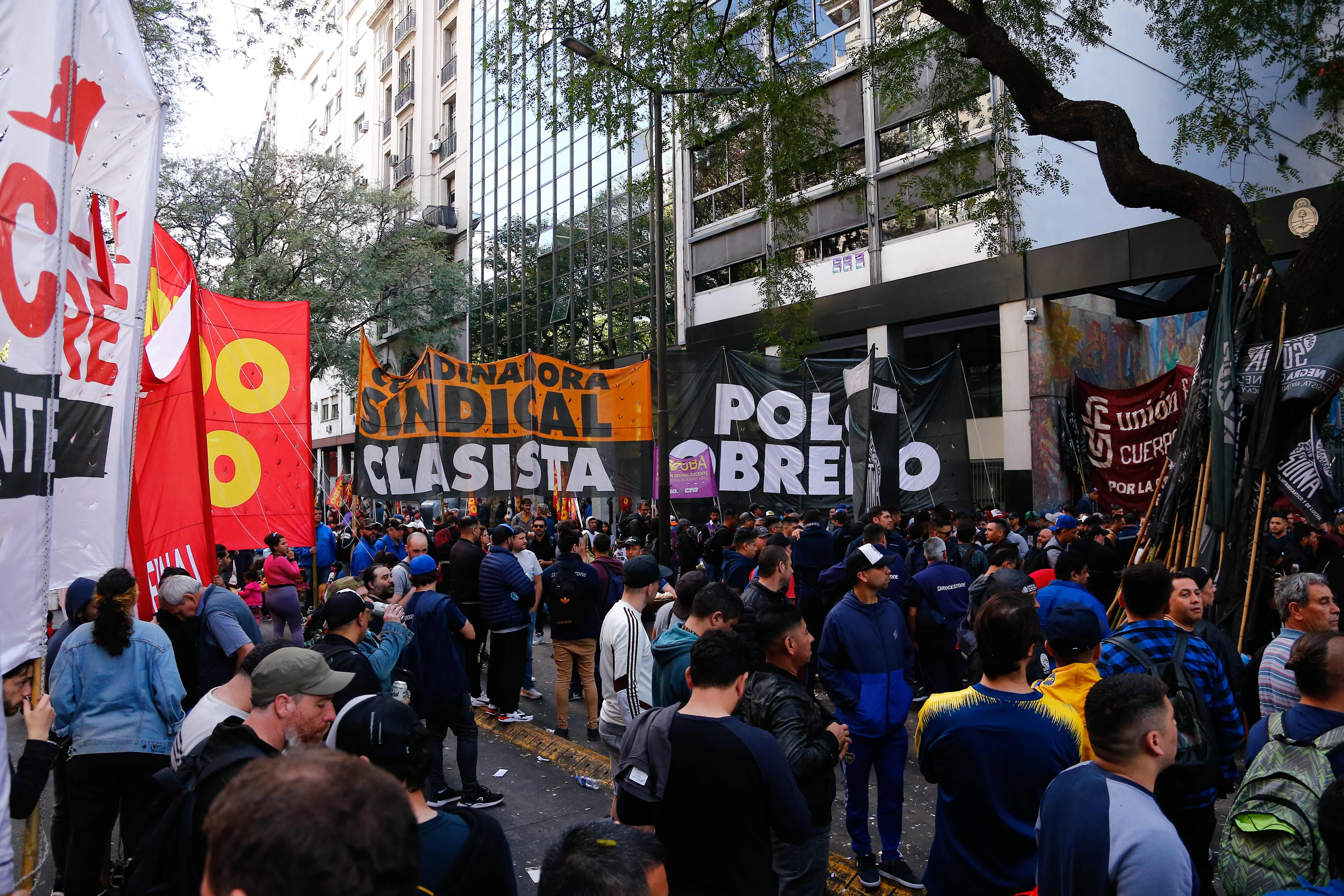 El reclamo de los afiliados al gremio de los neumáticos (SUTNA) y las banderas del Polo Obrero se mezclan en la manifestación frente al Ministerio de Trabajo (Foto: Luciano González)