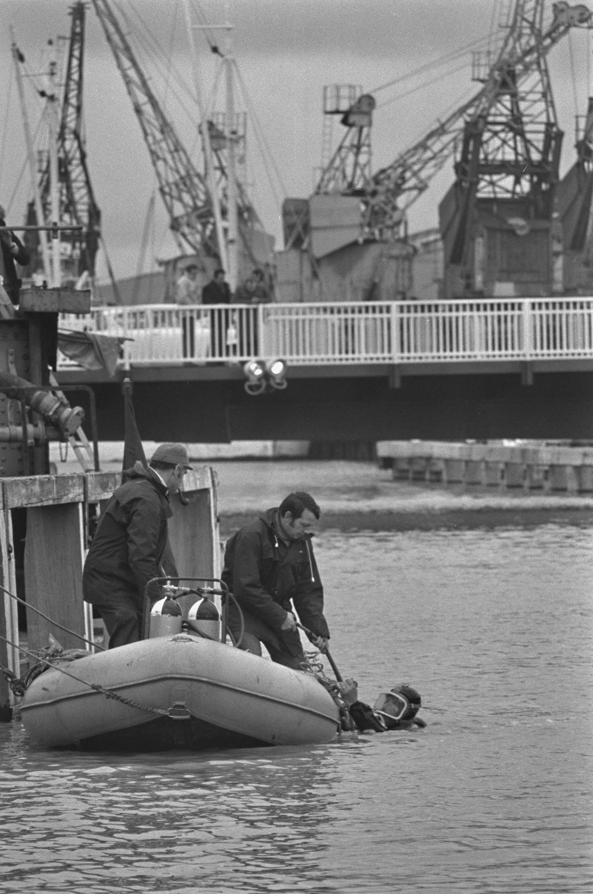 Después de encontrar el auto de John abandonado, rastrillaron el puerto de Newhaven y no encontraron rastro (Photo by Evening Standard/Hulton Archive/Getty Images)