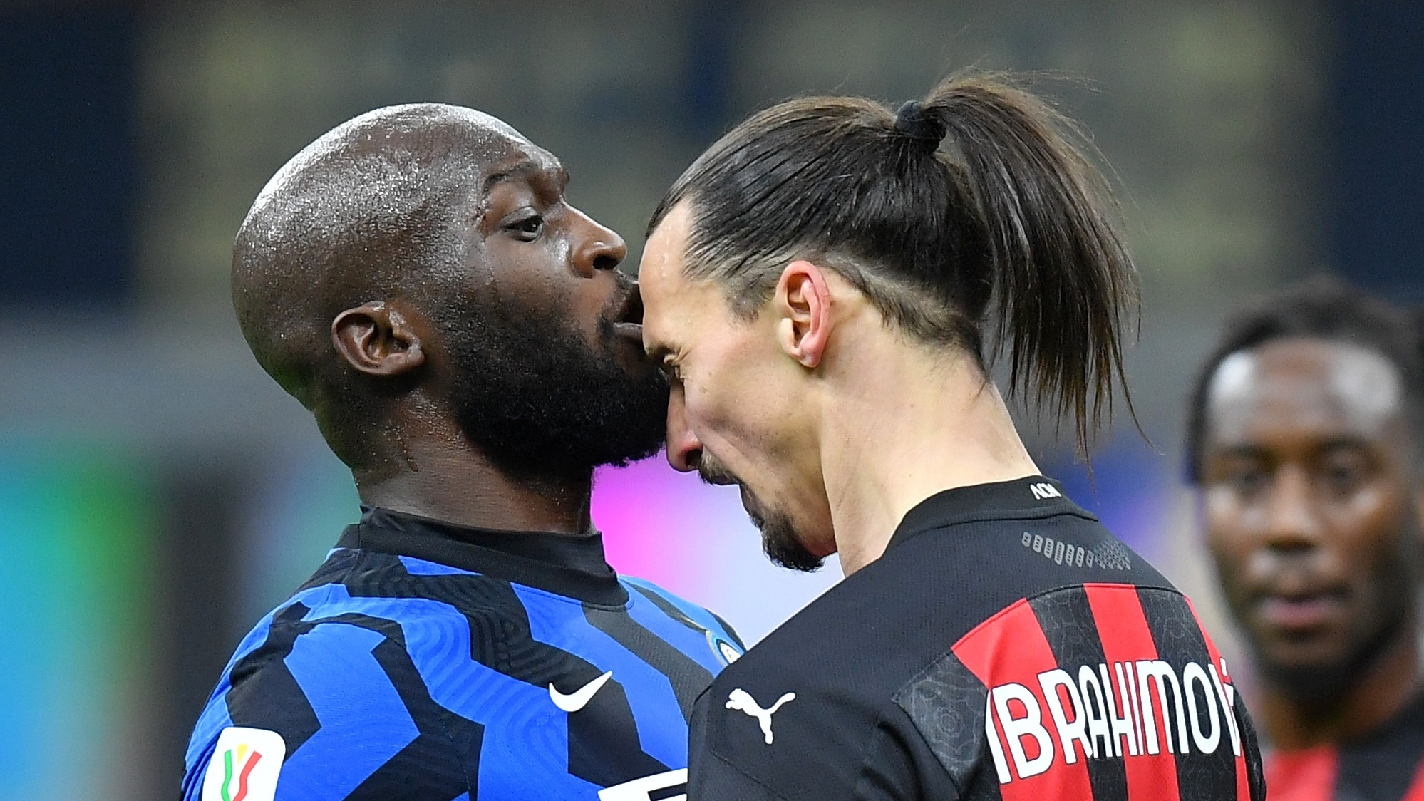 Choque de titanes en el San Ciro. Romelu Lukaku está por recibir el empujó de Zlatan, tras una discusión en medio del partido. REUTERS/Daniele Mascolo