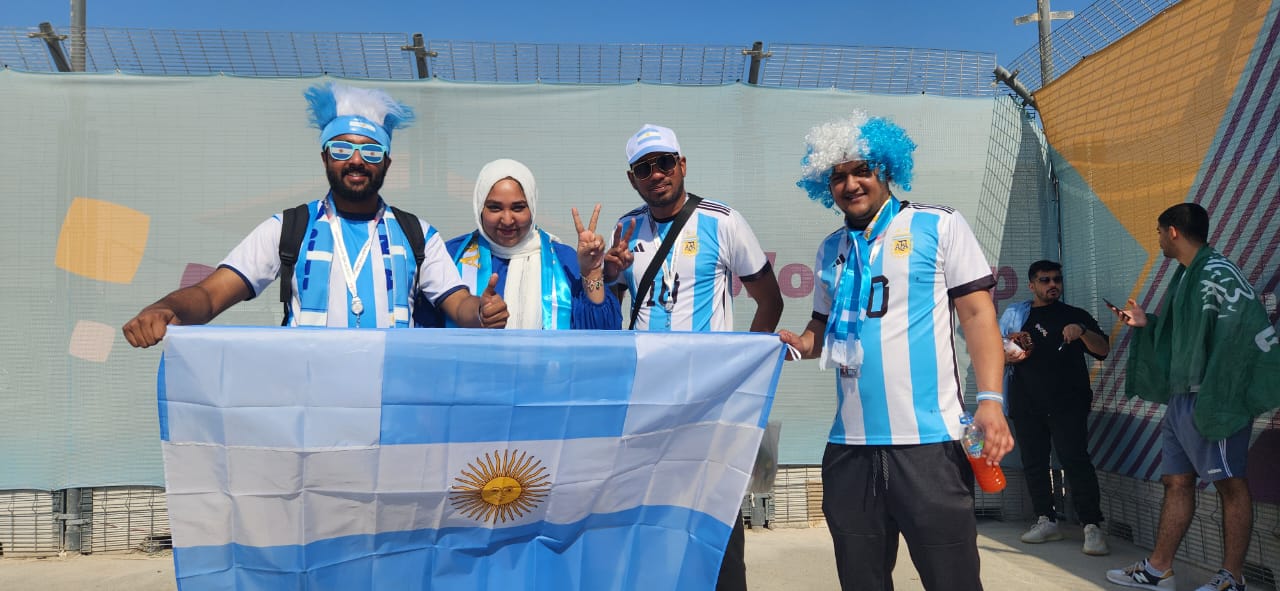 Un grupo de fanáticos de Argentina que arribó al Lusail para ver el duelo ante Arabia Saudita