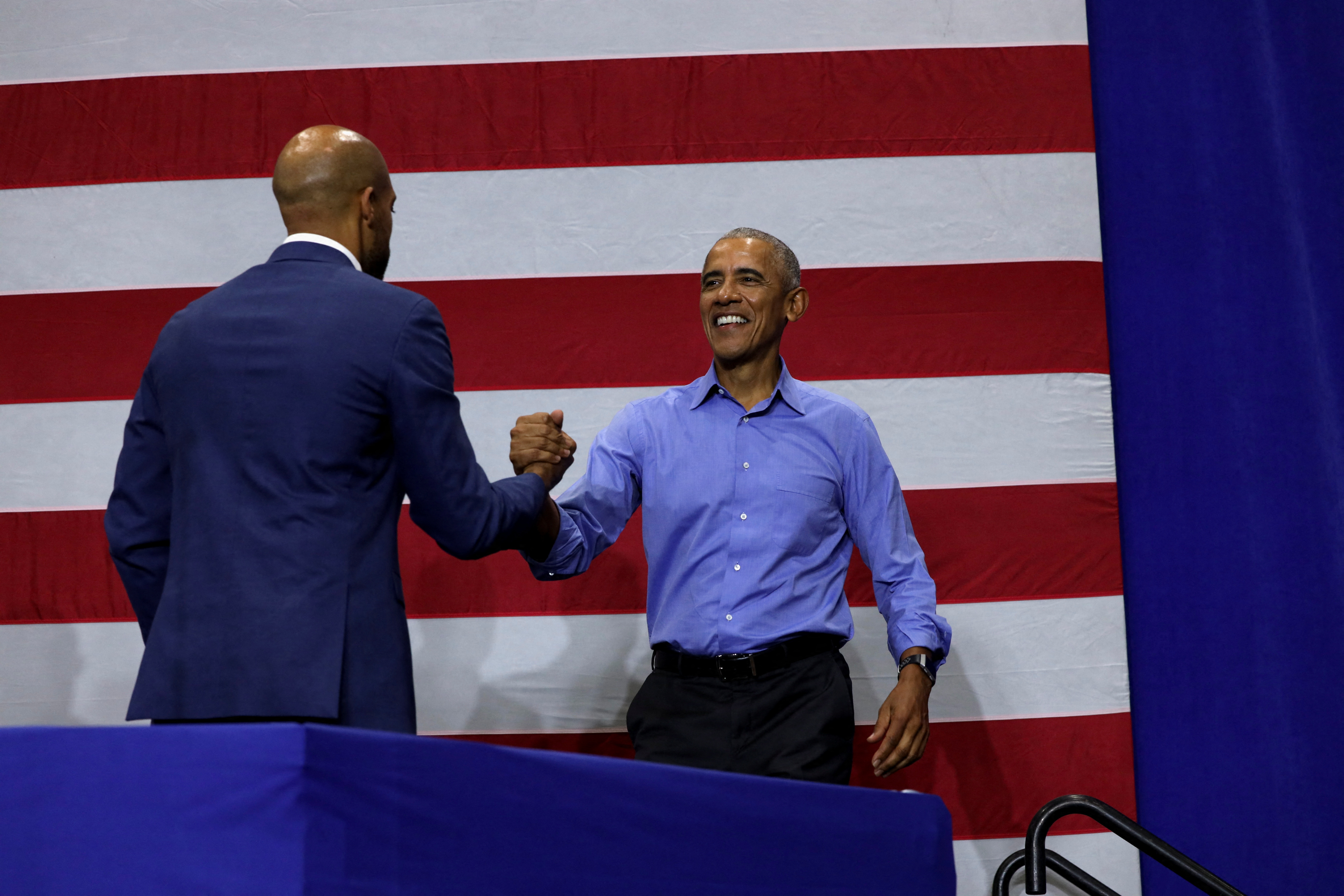 Obama saluda al candidato al senado por el partido demócrata, Mandela Barnes, en Milwaukee, Wisconsin 