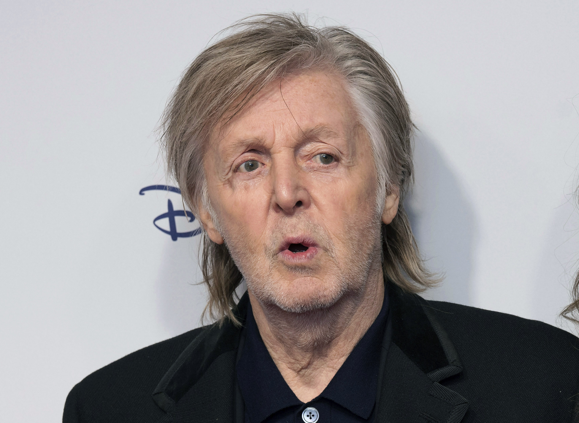 Paul McCartney posa a su llegada al estreno de la película "If These Walls Could Sing" en Londres, el 12 de diciembre de 202 (Scott Garfitt/Invision/AP, archivo)