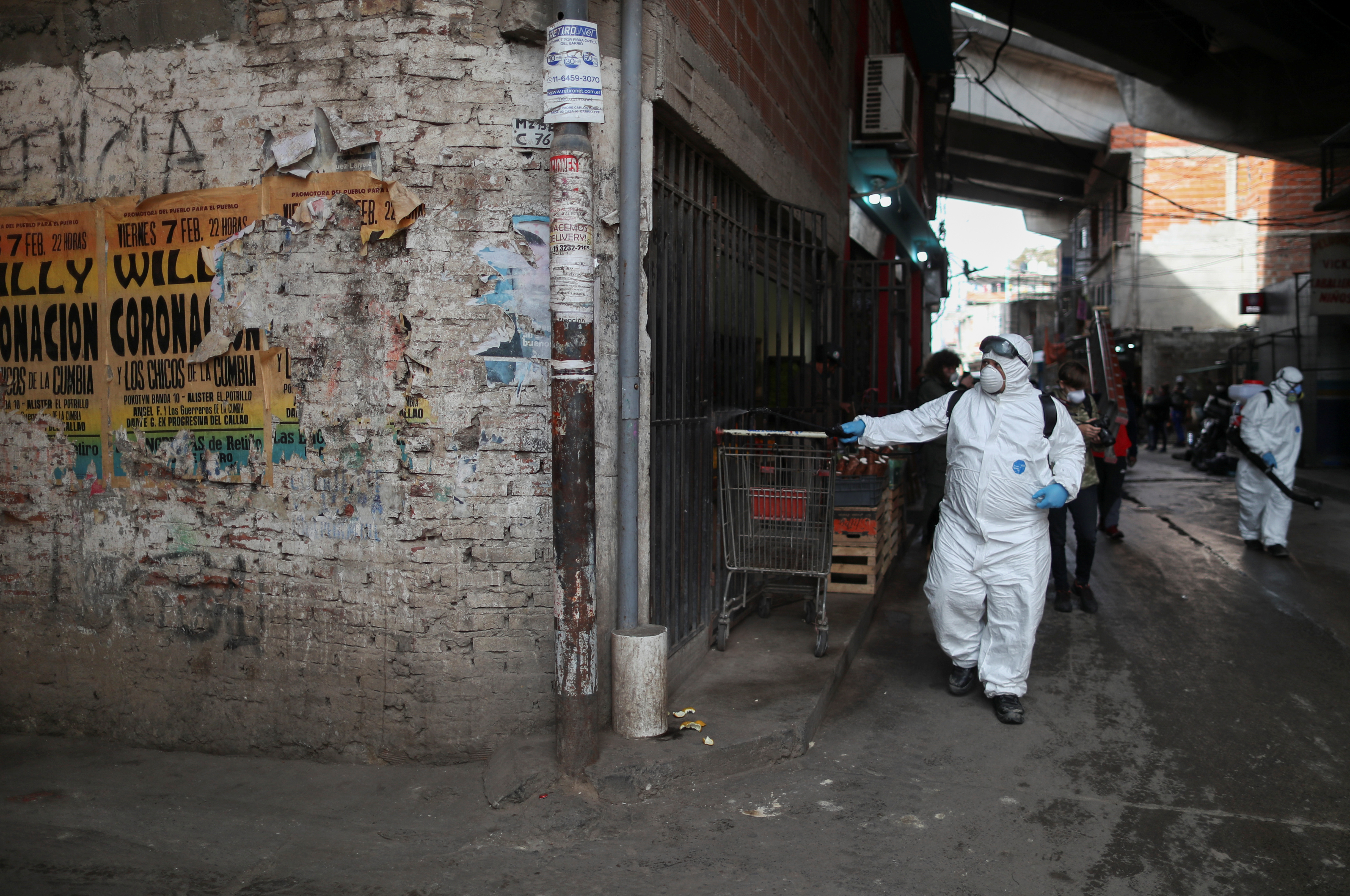 Tareas de limpieza y desinfección de la Ciudad en el barrio 31. (REUTERS/Agustin Marcarian)