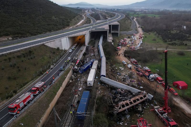 Equipos de rescate operan en el lugar de un accidente donde dos trenes chocaron, cerca de la ciudad de Larisa, Grecia, 1 de marzo de 2023. REUTERS/Alexandros Avramidis