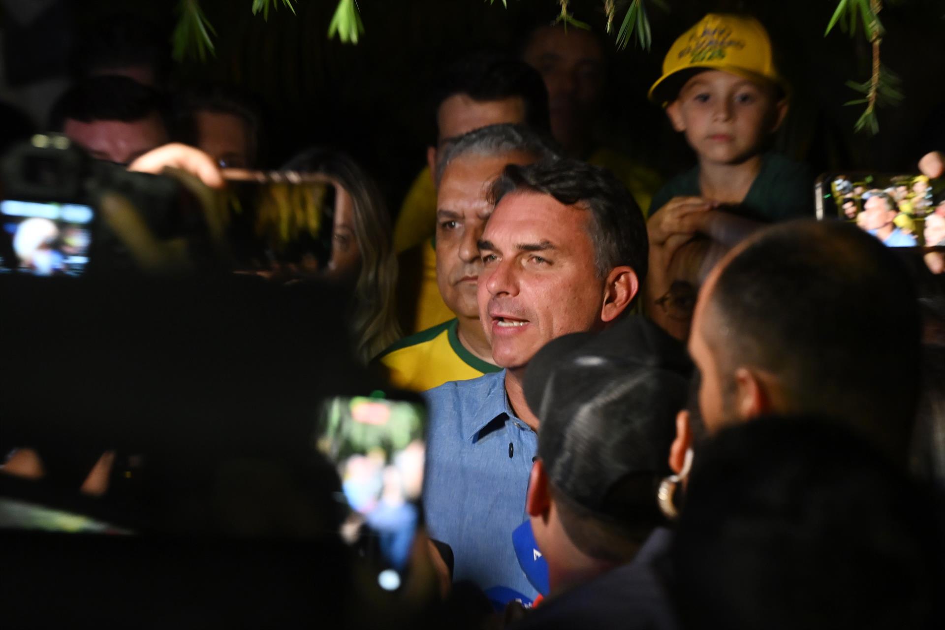 De "presidente electo" a "líder de Brasil": los cambios en la carta de Flávio Bolsonaro