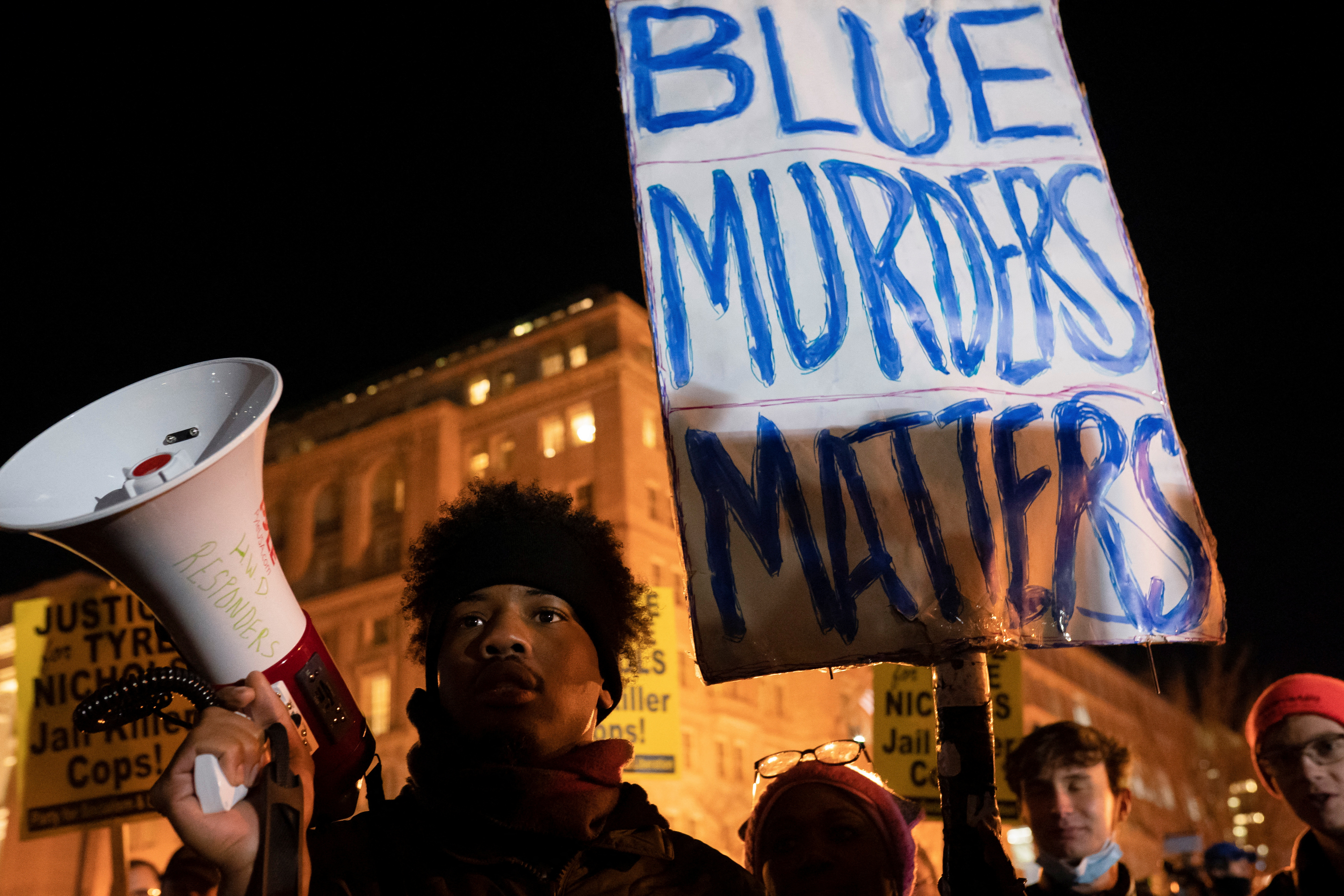 Los manifestantes, en su mayoría jóvenes, se congregaron en Washington frente a la Casa Blanca, con carteles donde se leía “fin al terror policial”, “justicia para Tyre Nichols” y “encarcelen a los policías asesinos”. (REUTERS)