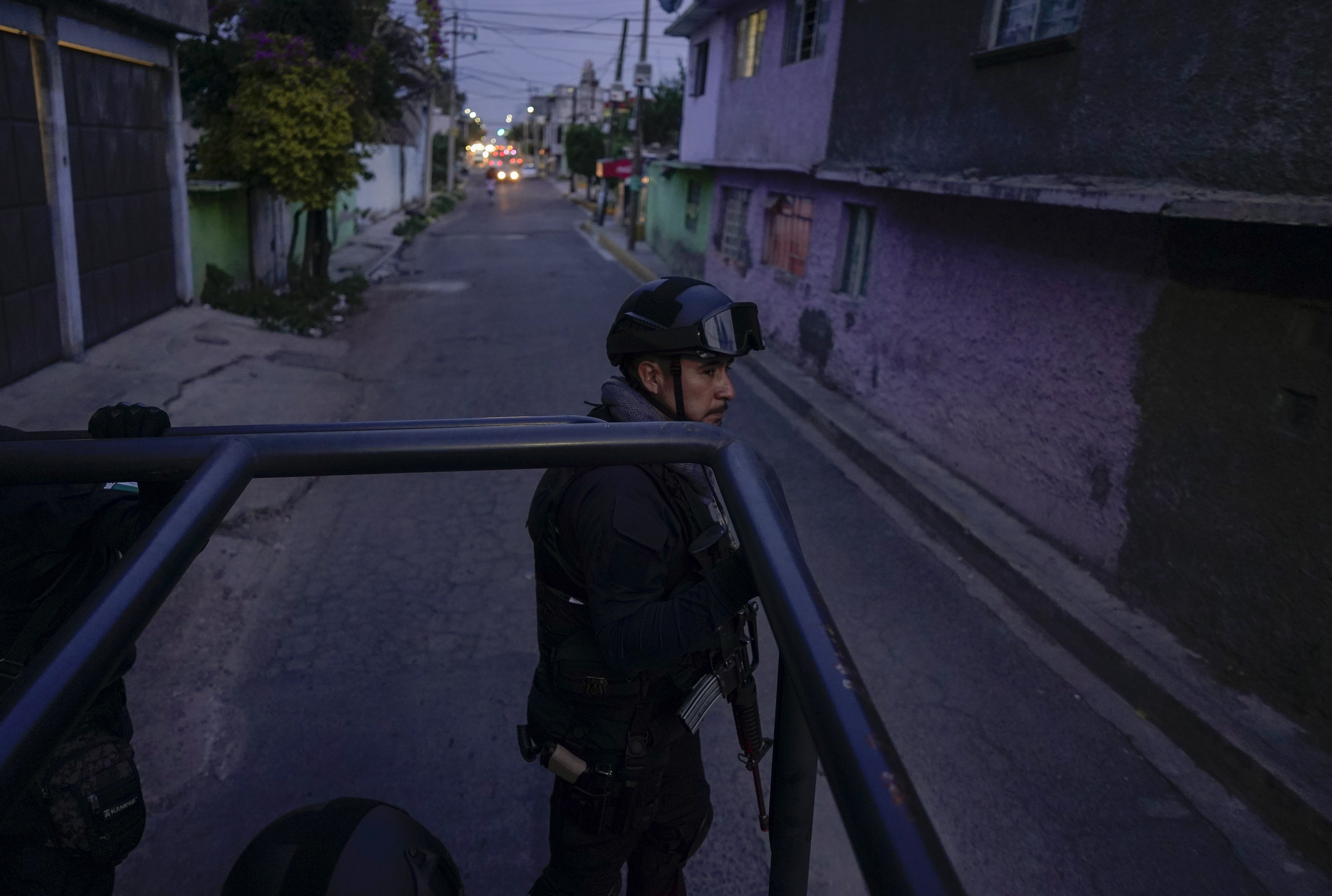 Un agente de la policía estatal realiza un patrullaje en Naucalpan, Estado de México, México, el domingo 3 de julio de 2022. El país registró más de 1.000 feminicidios el año pasado _sólo detrás de Brasil en Latinoamérica_ y un promedio de 10 mujeres, adolescentes o niñas son asesinadas diariamente en México. (AP Foto/Eduardo Verdugo)