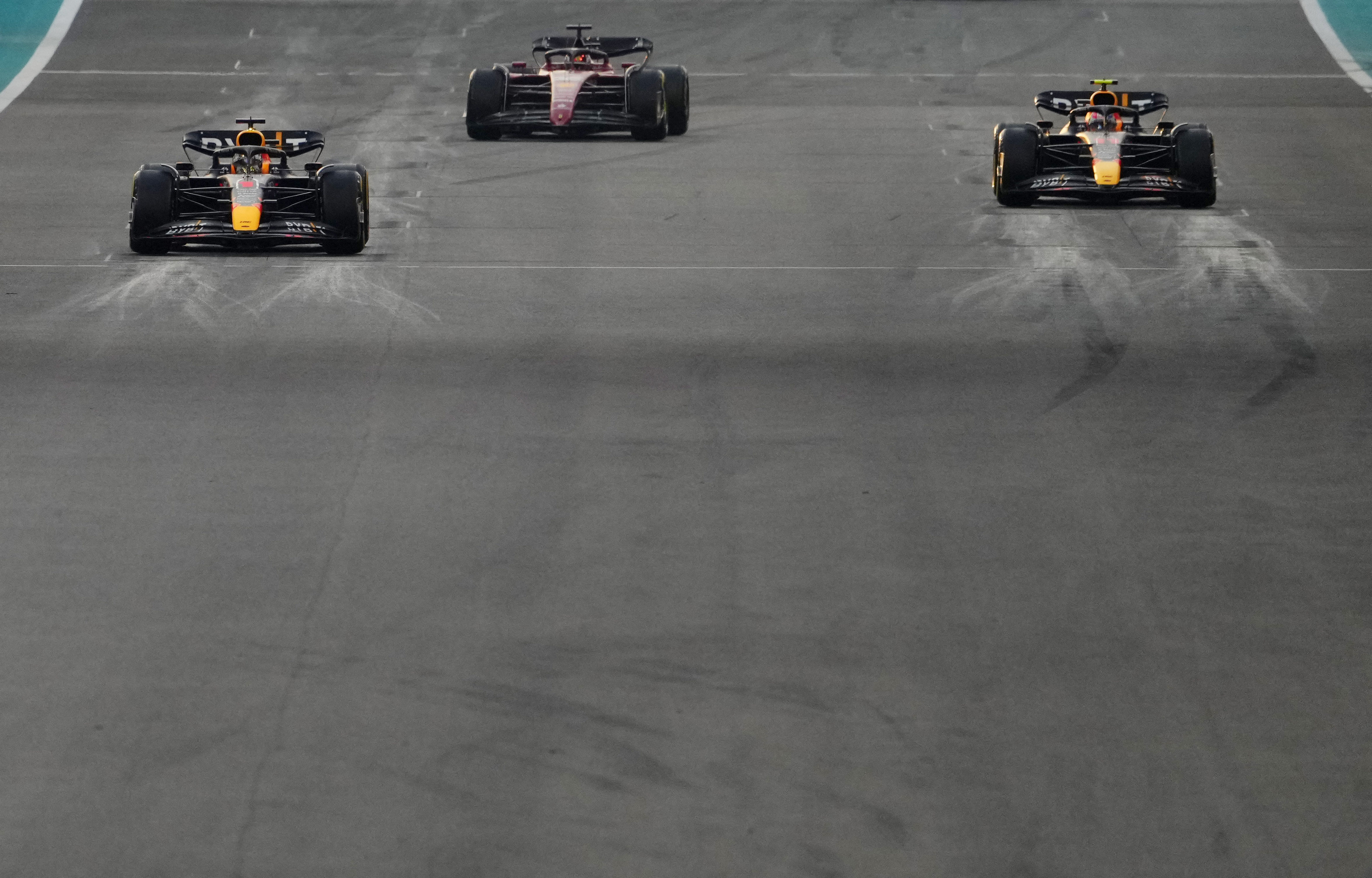La dupla Red Bull volvió a la punta del circuito para la vuelta 22. (REUTERS/Aleksandra Szmigiel)