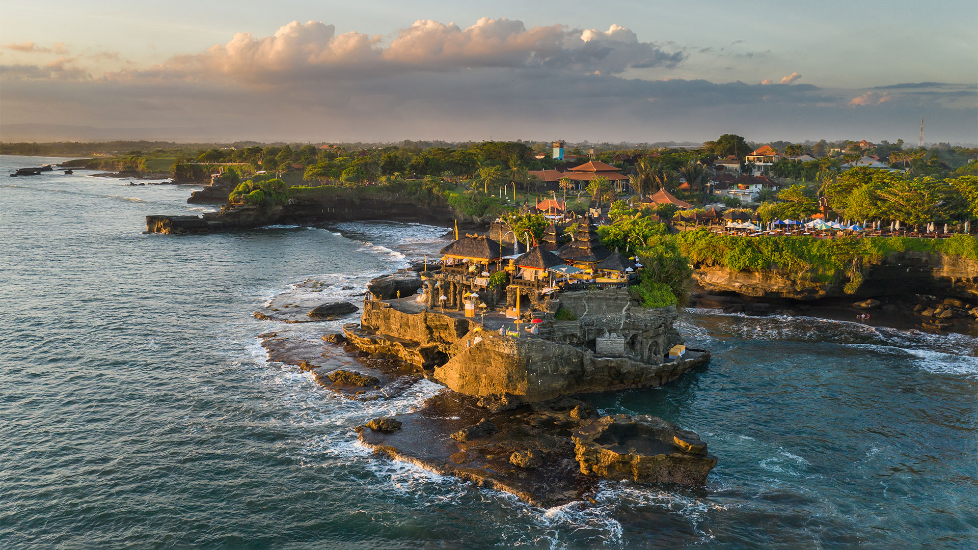 Hay terrenos y casas en venta a pocos minutos de las playas de la isla. (Getty)