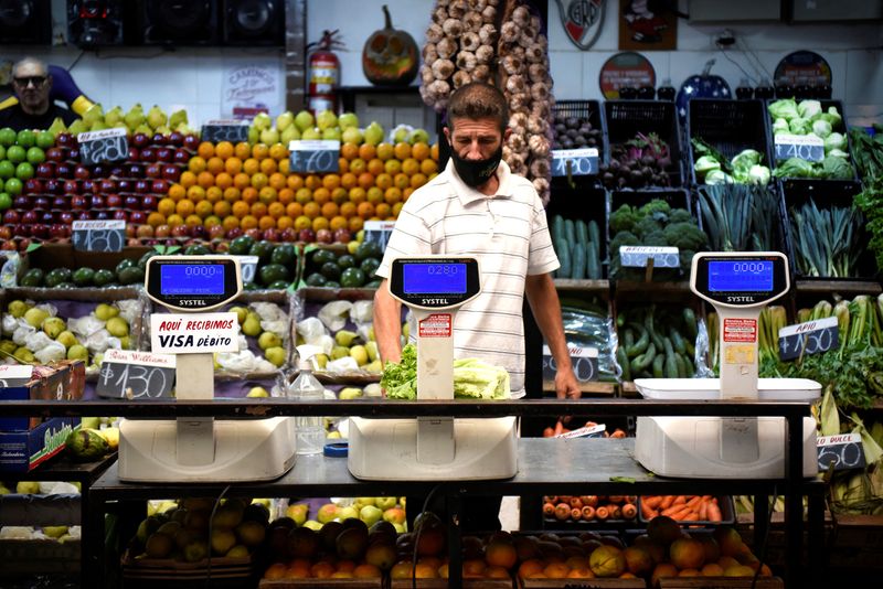 Un vendedor pesa productos en un mercado mientras la inflación en anual alcanza su nivel más alto en 30 años (REUTERS/Mariana Nedelcu/File Photo)