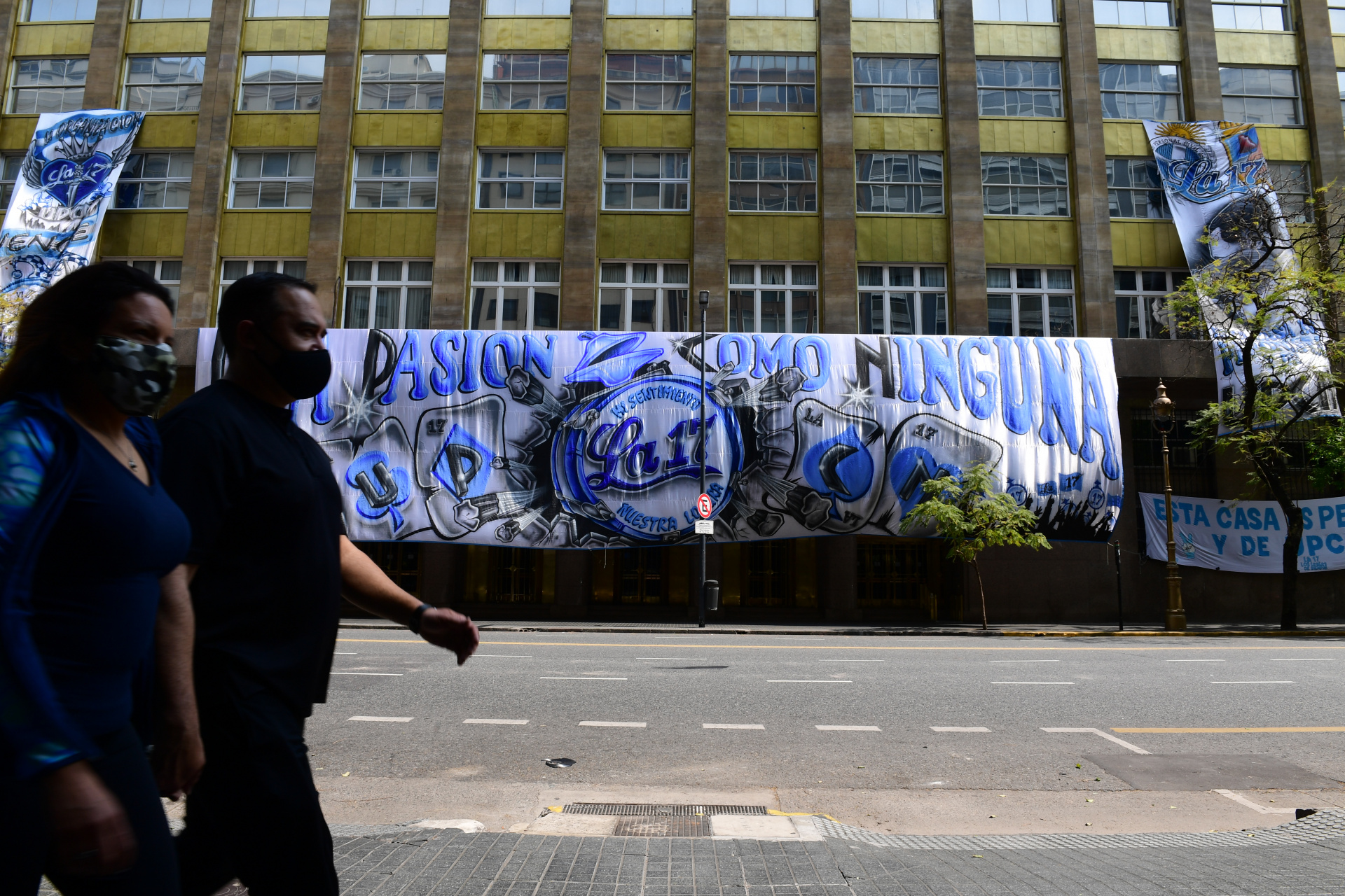 Imponentes banderas decorado los edificios del centro porteño