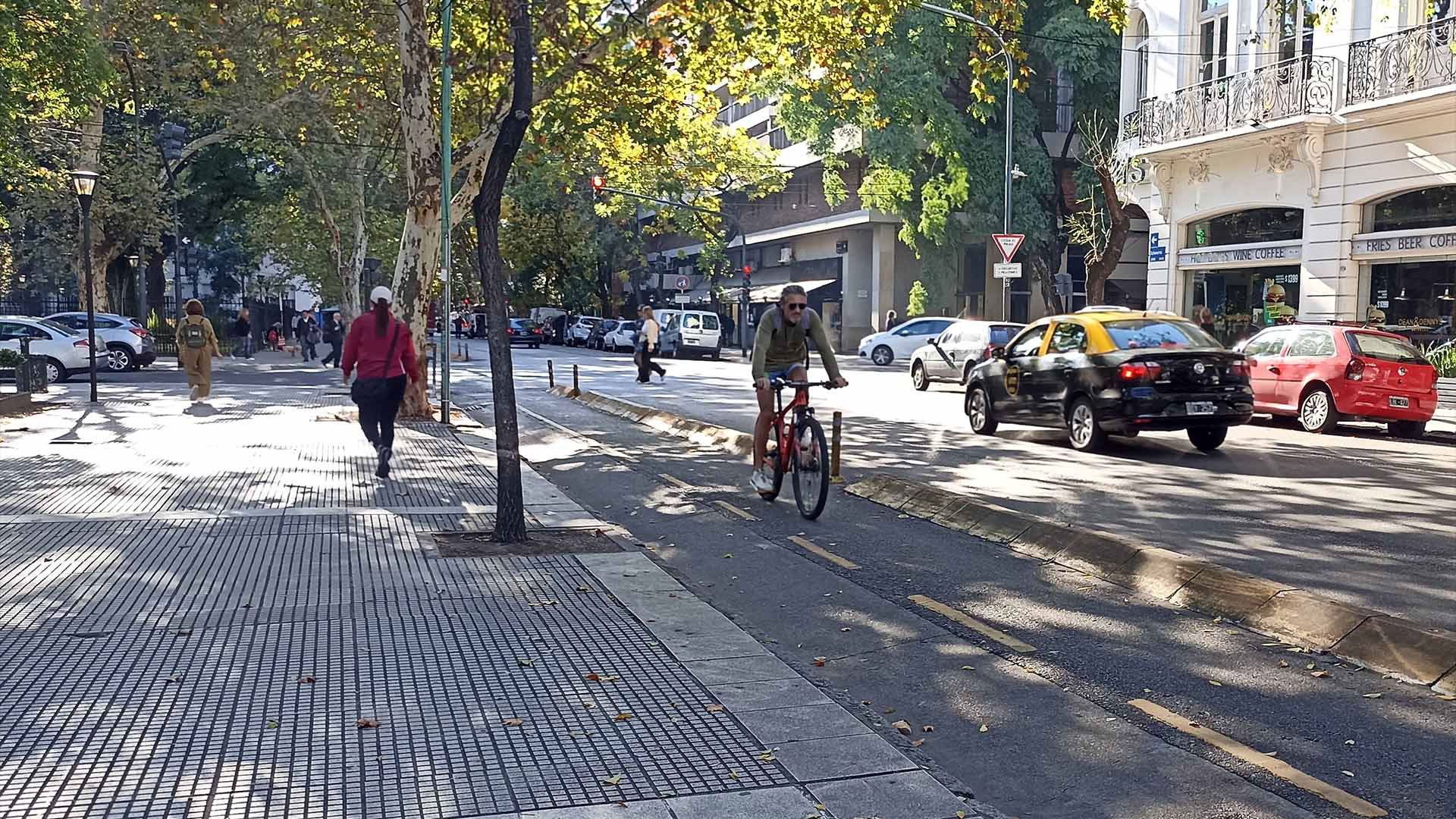 Las bicisendas tienen casi siempre circulación en ambos sentidos y siempre ir por la mano derecha. Pero además, los ciclistas deben entender que en las esquinas, van muchas veces en contra del tránsito de los automóviles