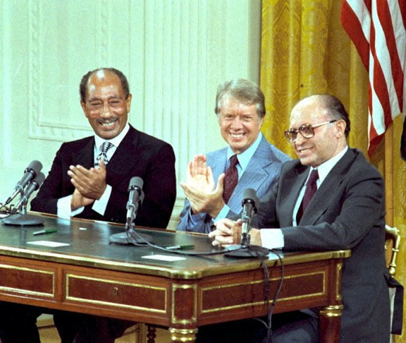 Jimmy Carter, el presidente egipcio Anwar Sadat y el primer ministro israelí Menachem Begin durante la firma de los Acuerdos de Camp David en 1978 (Reuters)