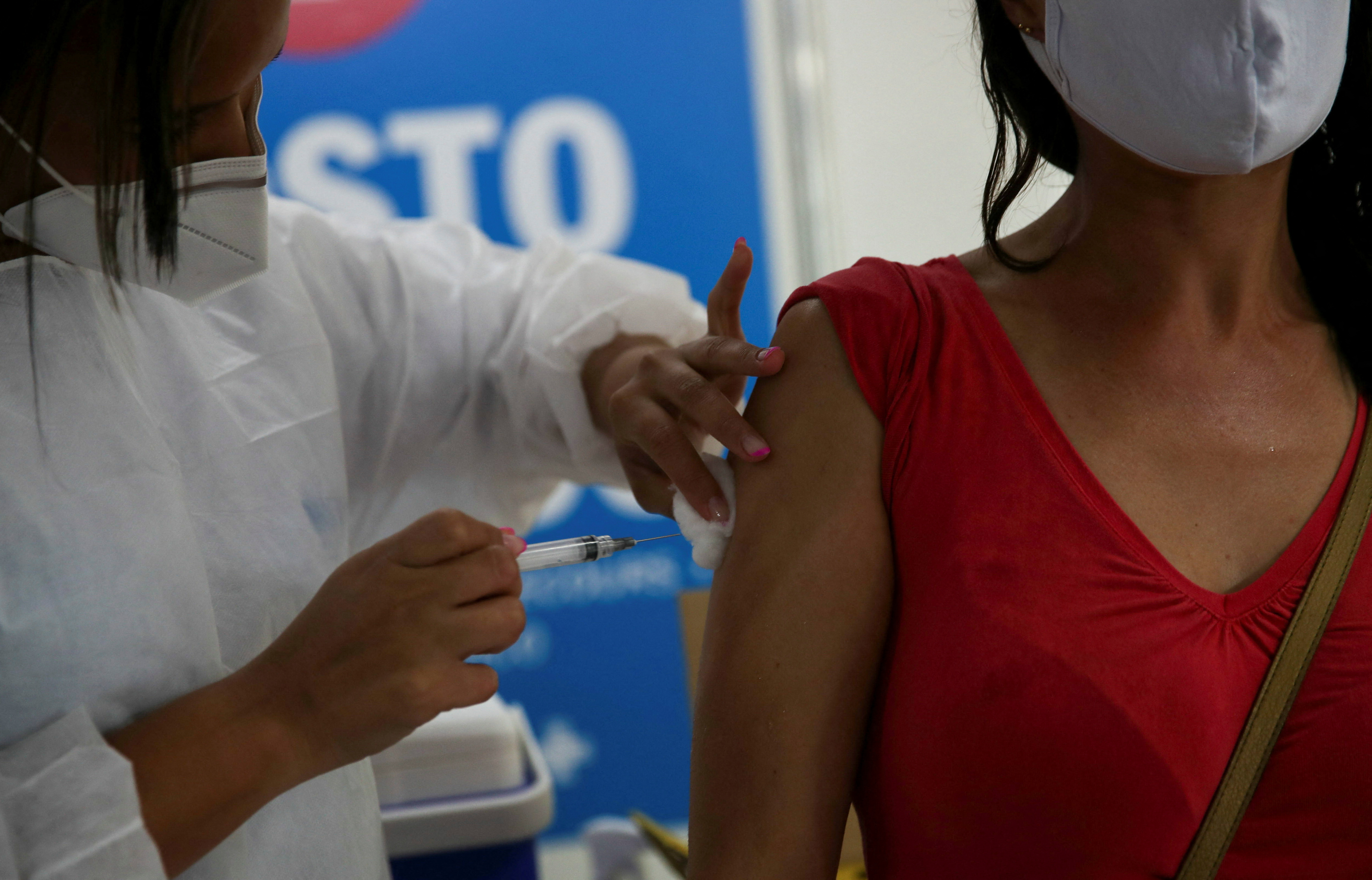 La variante Ómicron, con más de 50 mutaciones del coronavirus se extiende en todo el mundo y cada vez es más necesario vacunarse (REUTERS/Ricardo Moraes)