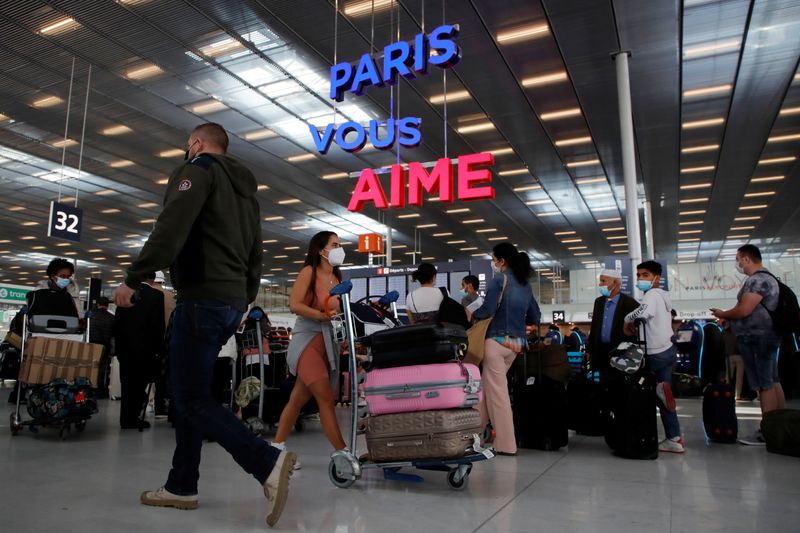 Pasajeros hacen cola para facturar dentro de la Terminal 3 del aeropuerto de Orly, cerca de París, Francia. 1 de julio de 2021. REUTERS/Sarah Meyssonnier/Archivo