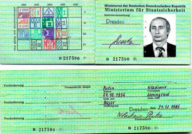 El carnet que identificaba a Vladimir Putin como agente de la KGB acreditado en la embajada rusa de Berlín Oriental. (Archivo Stasi)