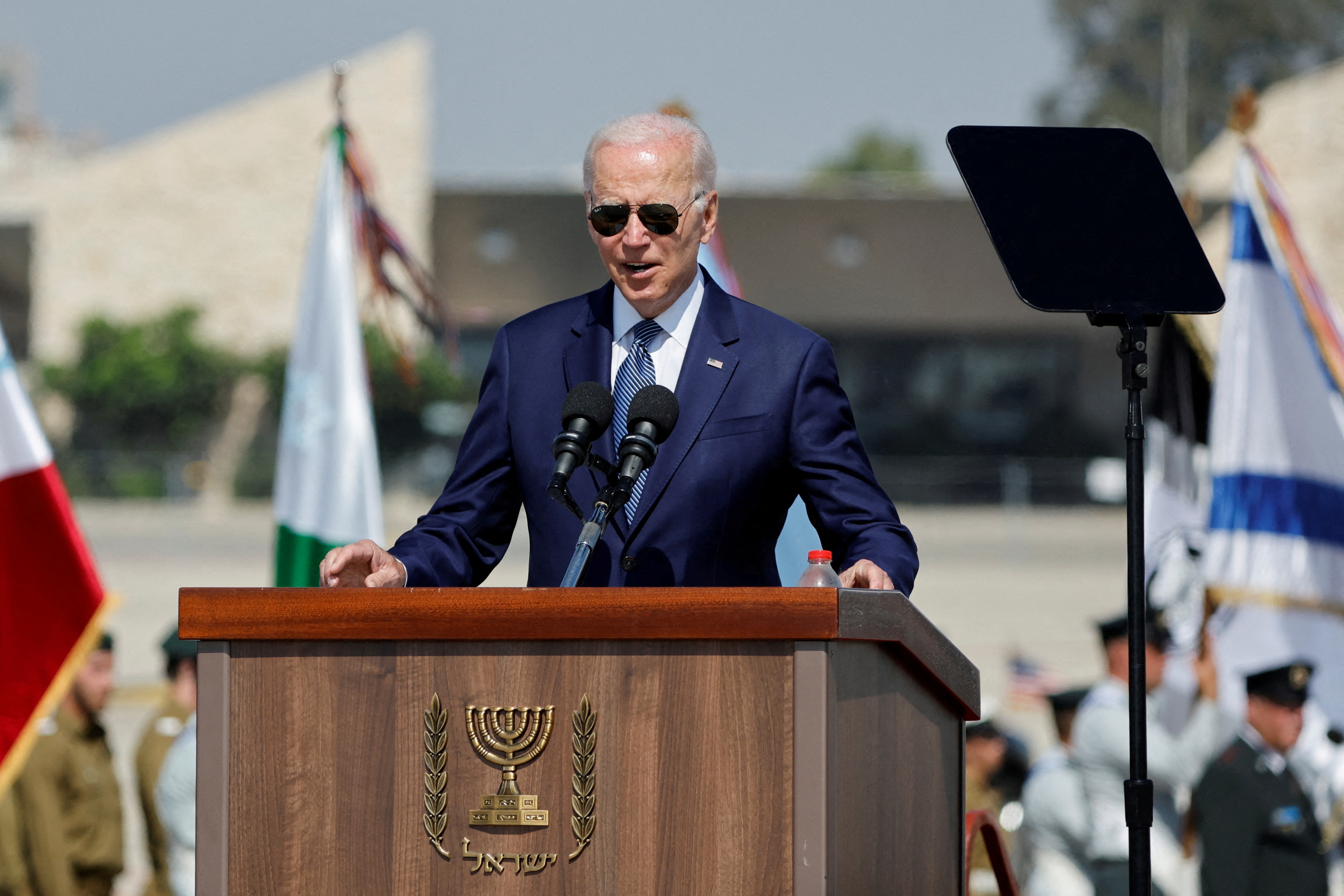 El presidente de Estados Unidos, Joe Biden, pronuncia un discurso durante una ceremonia de bienvenida en el aeropuerto internacional Ben Gurion de Lod, cerca de Tel Aviv, Israel, el 13 de julio de 2022. REUTERS/Ammar Awad