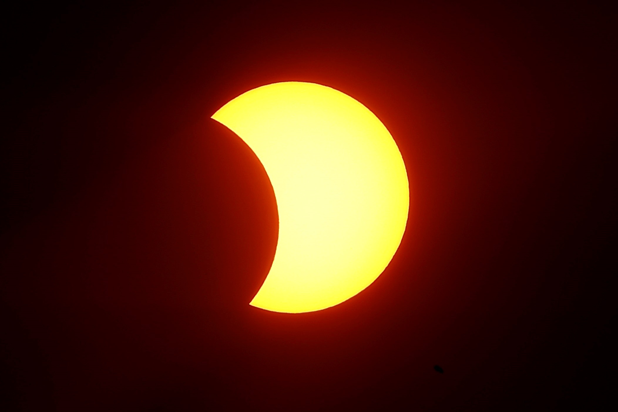 A partial solar eclipse occurs when the Moon is between the Sun and the Earth without covering the entire surface of the terrestrial plane (EFE/Sebastiao Moreira/)