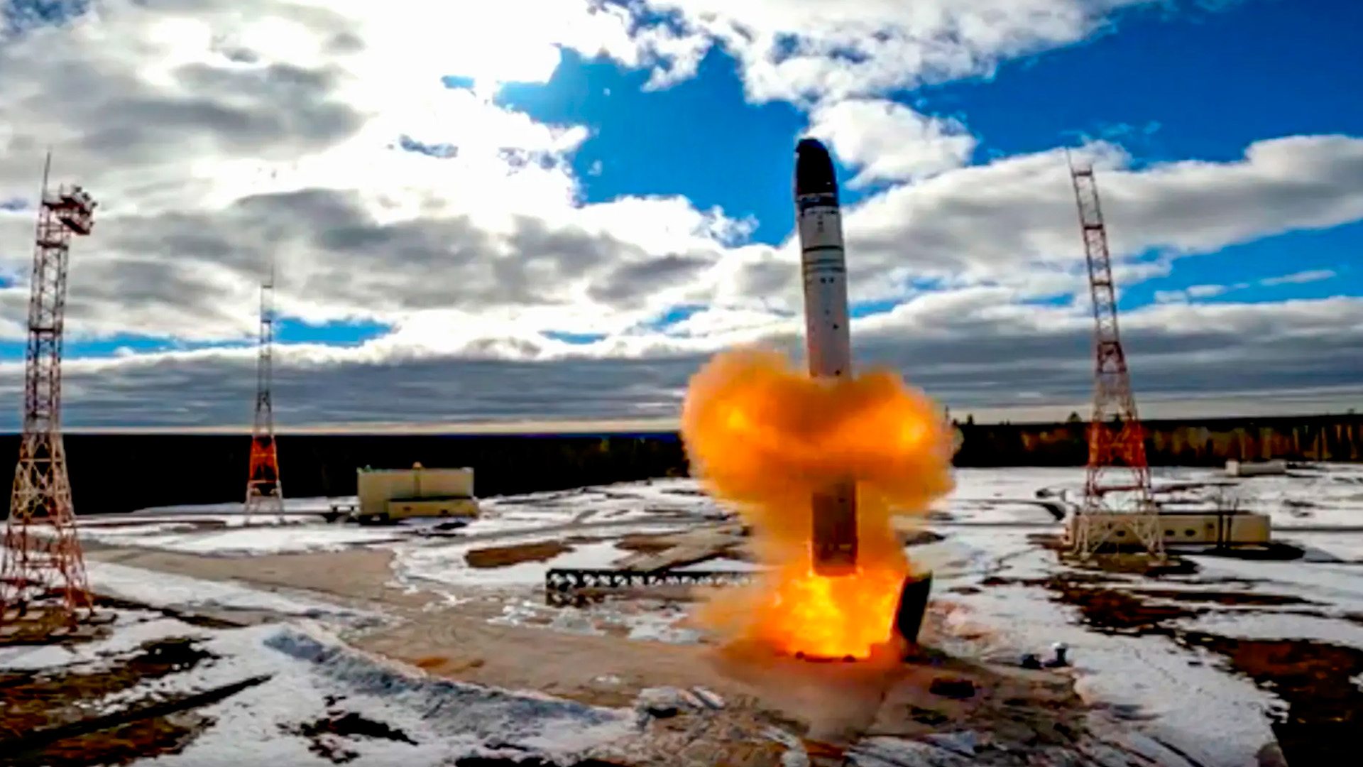 Lanzamiento de un misil de largo alcance con capacidad para llevar una carga nuclear. De acuerdo a los documentos ahora revelados, Putin estuvo dispuesto a ordenar el lanzamiento de una guerra nuclear en Ucrania. (Archivo DEF)