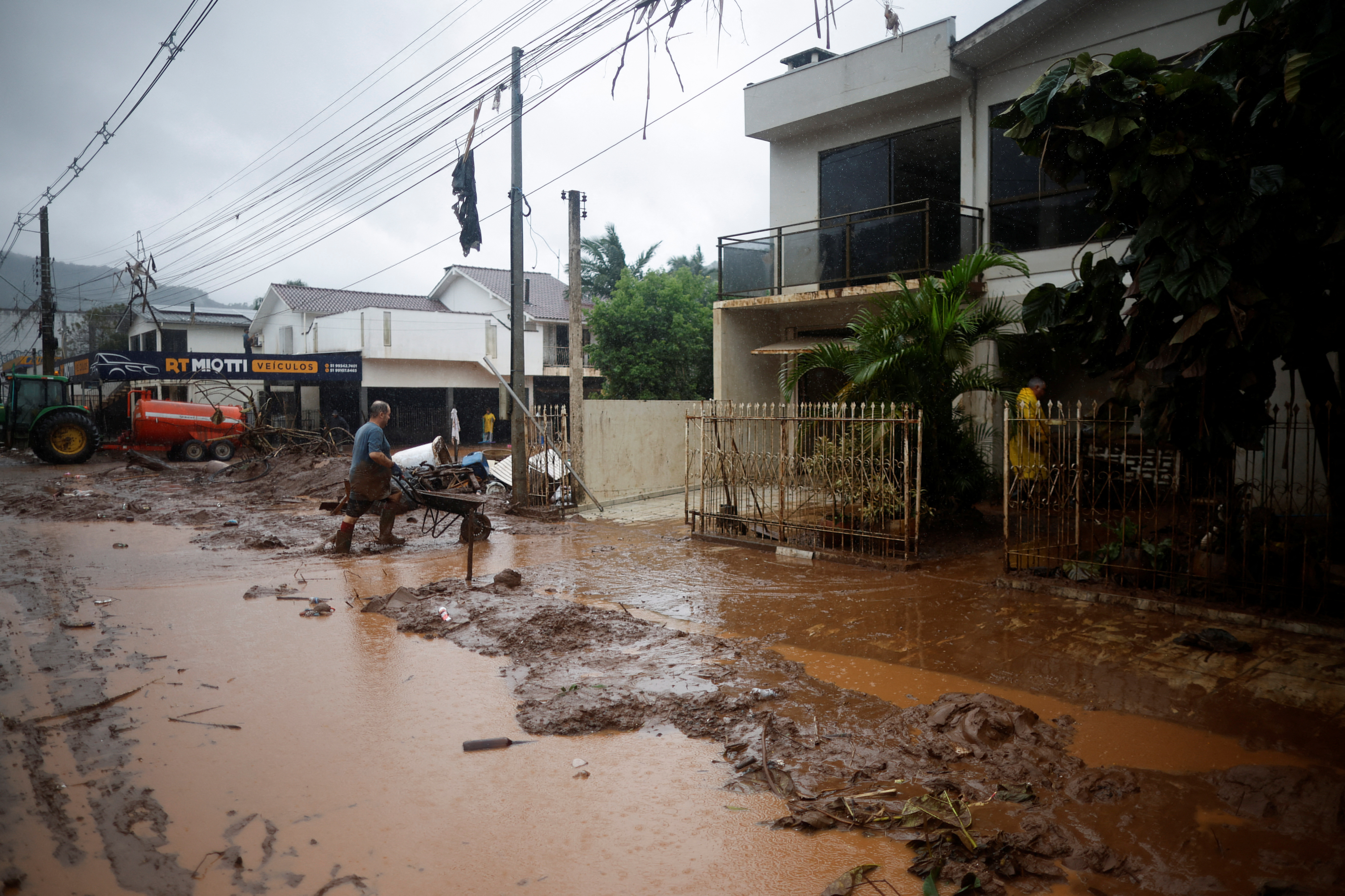 Aumentó a 155 el número de muertos por las inundaciones en Brasil: buscan a  98 personas - Infobae