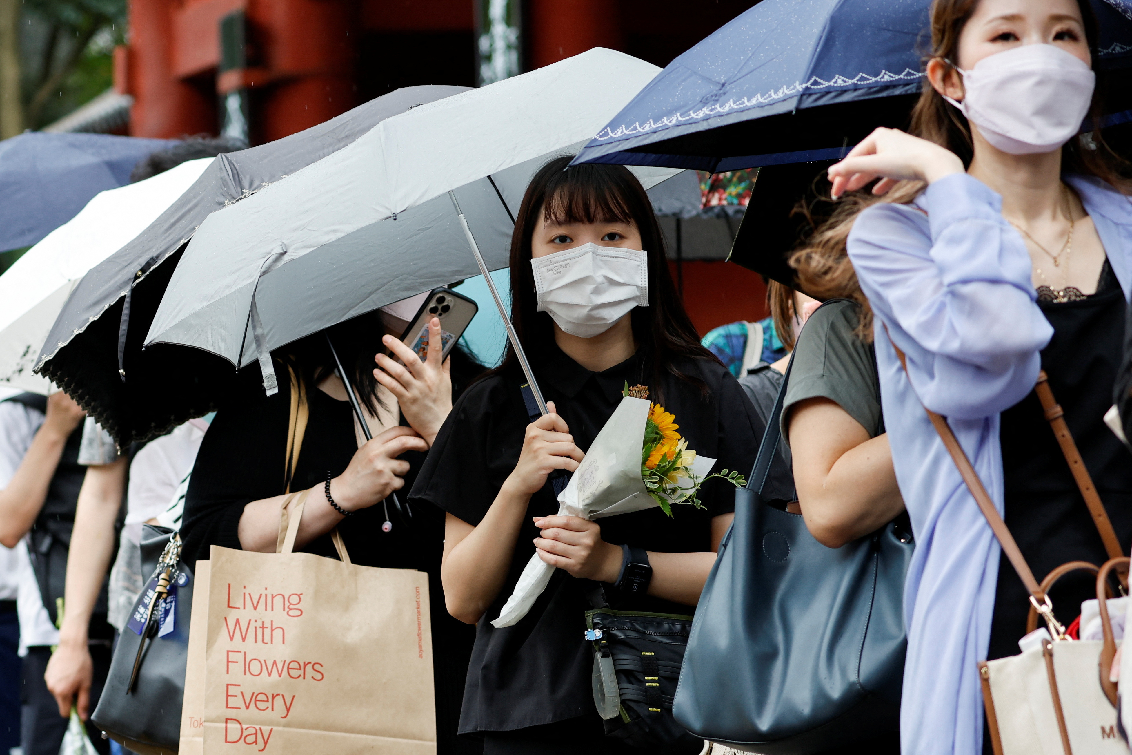 Personas hacen fila para llevar flores en el funeral de Shinzo Abe