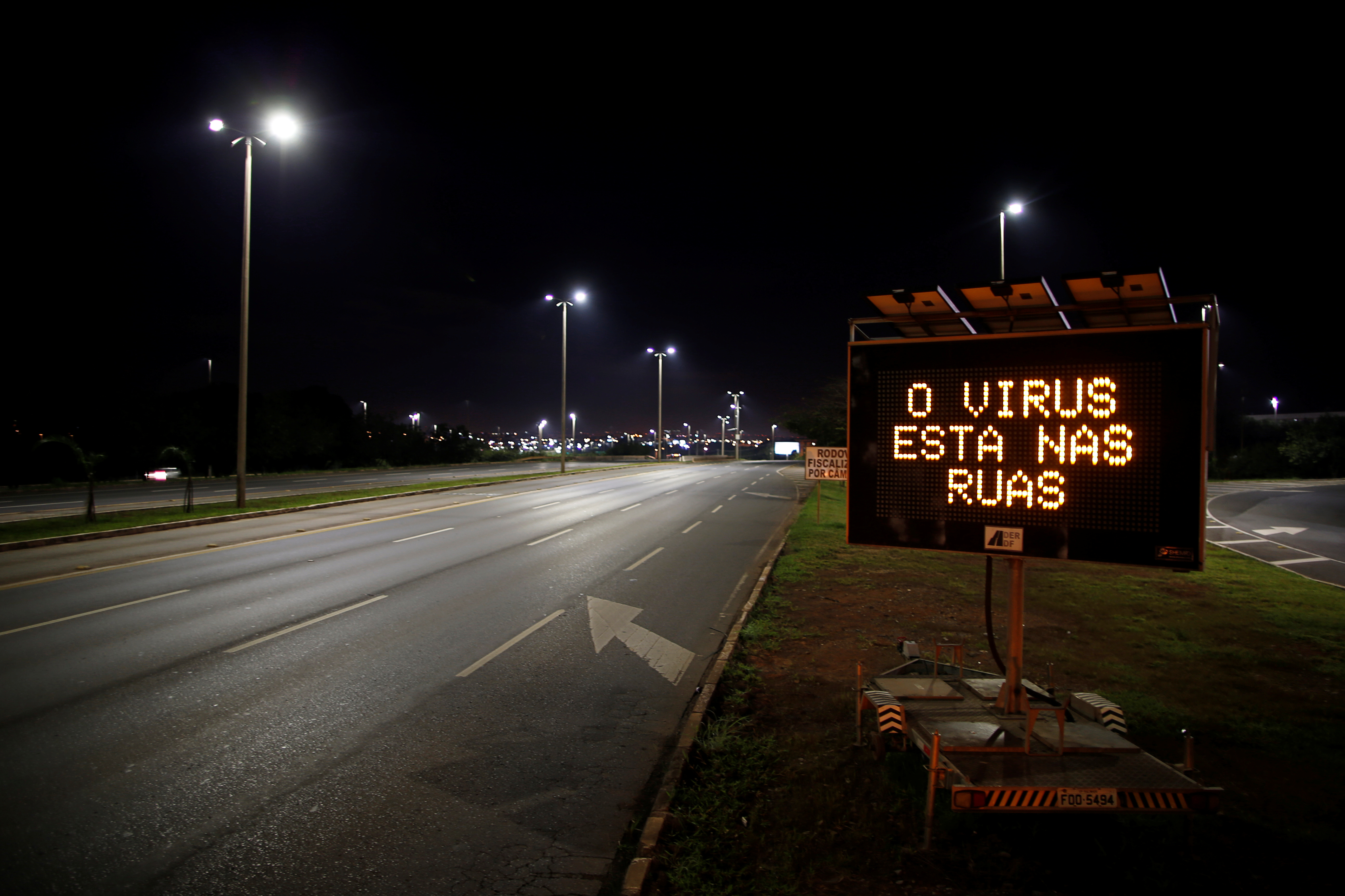 Una señalética de tránsito hace referencia al nuevo coronavirus en Brasilia, Brasil (REUTERS/Ueslei Marcelino)