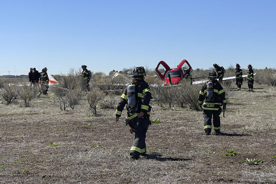 Los bomberos llegando al lugar donde se chocó el otro avión, cuyo piloto salió volando antes en un paracaídas de emergencia. CBS Denver / AP