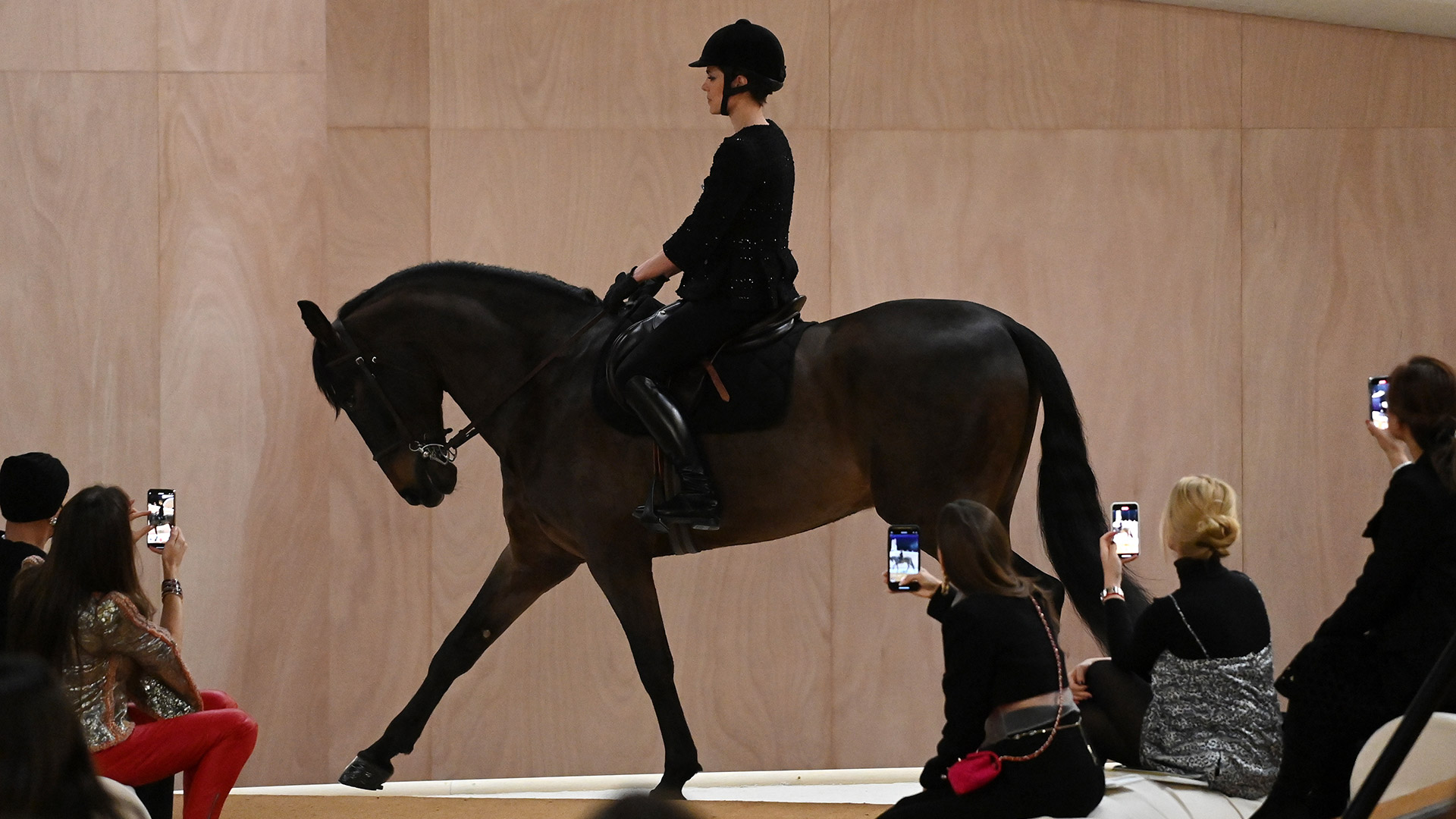 Carlota Casiraghi debutó como modelo de pasarela para Chanel montada a caballo (Pascal Le Segretain/Getty Images)