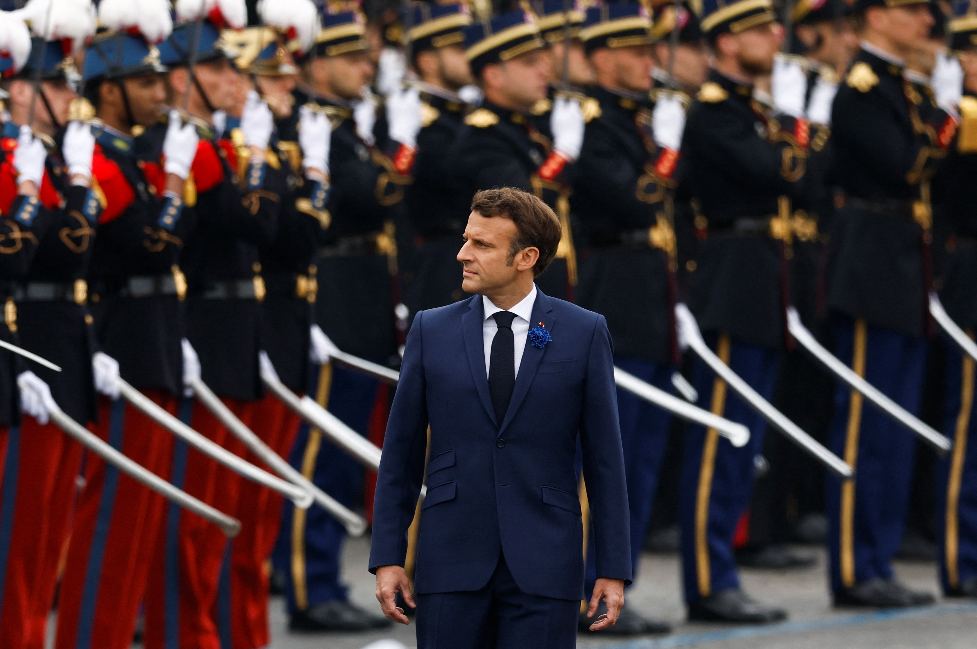 El presidente francés, Emmanuel Macron, revisa las tropas durante una ceremonia para marcar el final de la Segunda Guerra Mundial en el Arco del Triunfo. REUTERS/Gonzalo Fuentes
