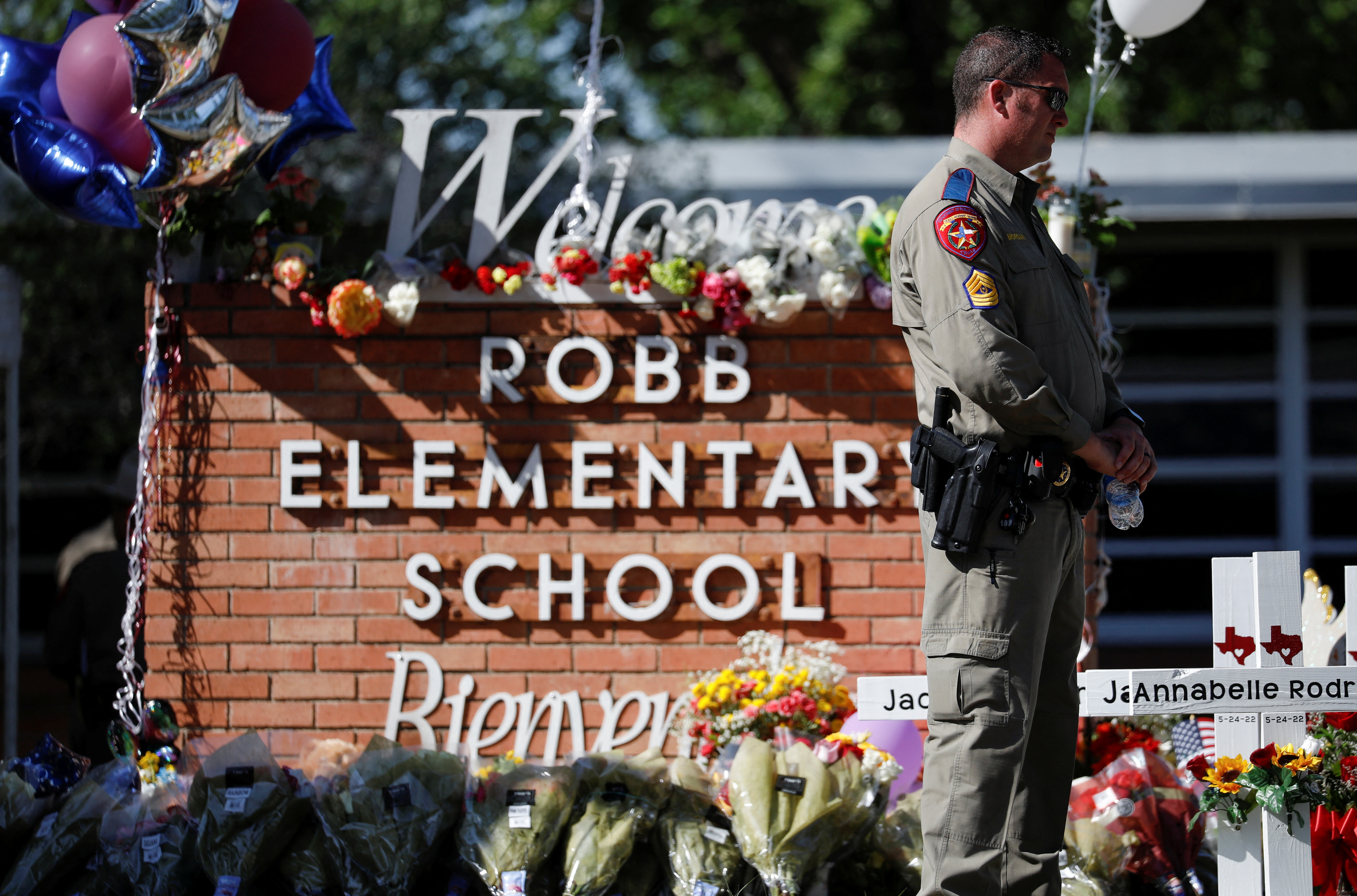 Las autoridades admitieron que la policía debería haber ingresado antes a la escuela de la Masacre de Texas: “Tomaron una decisión errónea”