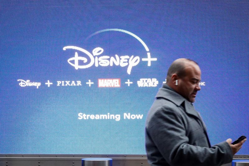 Con su plataforma que ofrece películas y series originales, Disney+ busca hacerle competencia a Netflix. (REUTERS/Brendan McDermid)