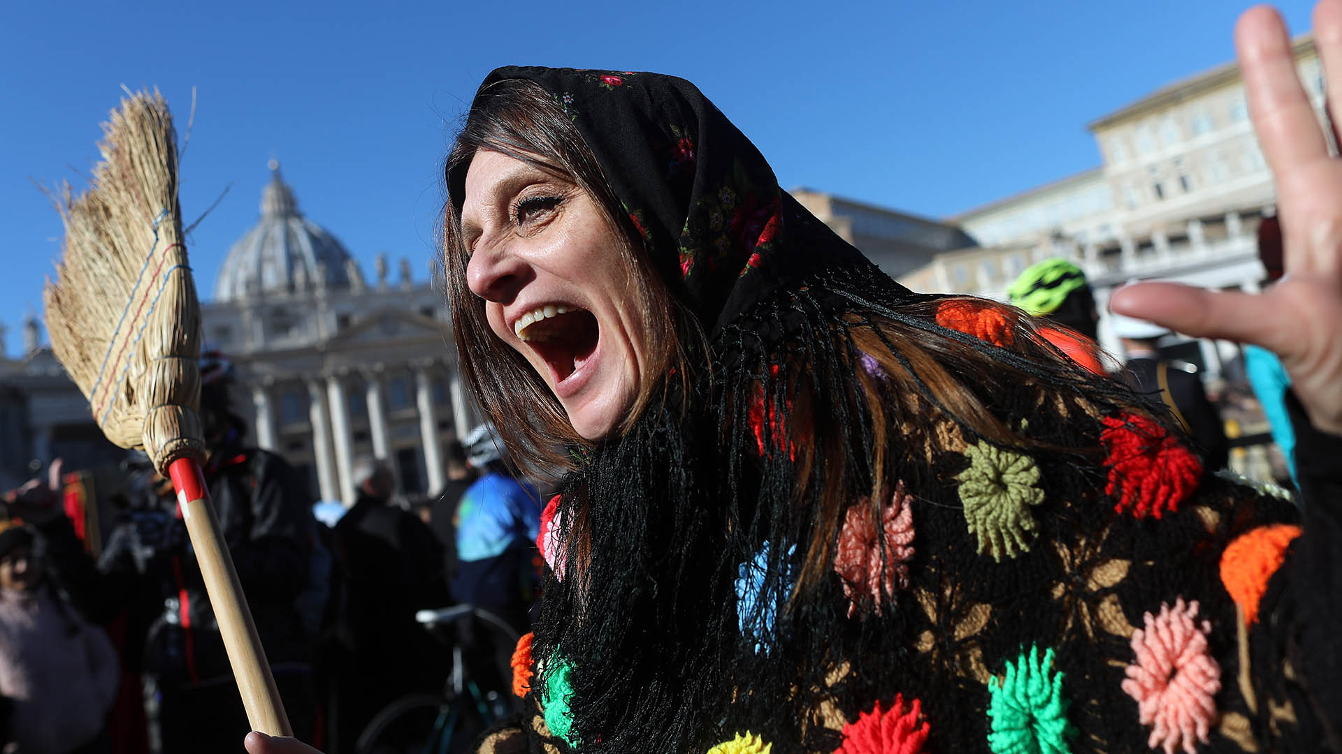 Una mujer vestida como La Befana en la fiesta de la Epifanía en el Vaticano. En la tradición italiana, reparte regalos a los niños como los Reyes Magos (Photo by Franco Origlia/Getty Images)