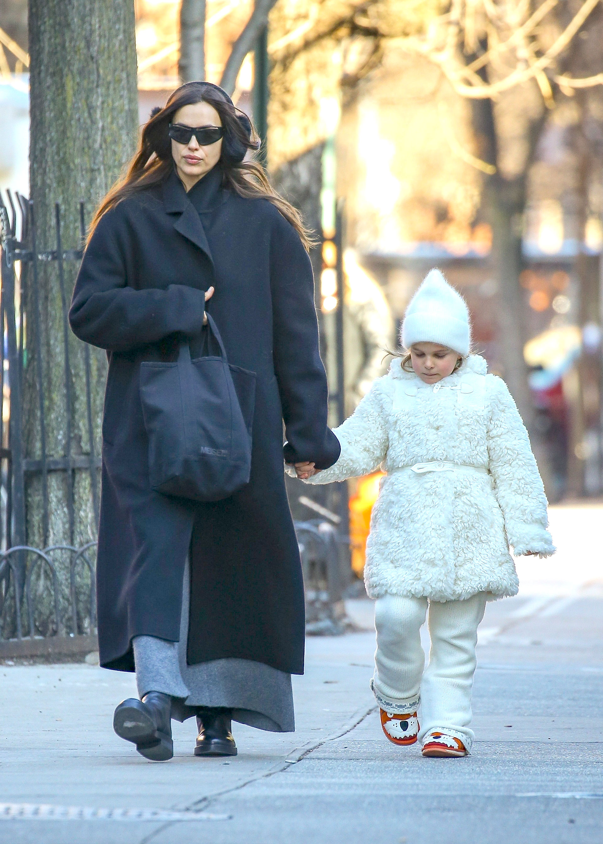 Irina Shayk y su hija Lea le hicieron frente al frío de Nueva York y salieron a dar un divertido paseo por su vecindario. La niña vistió una campera blanca de piel sintética mientras que la modelo lució un look total black con orejeras y lentes de sol incluidos (Fotos: The Grosby Group)