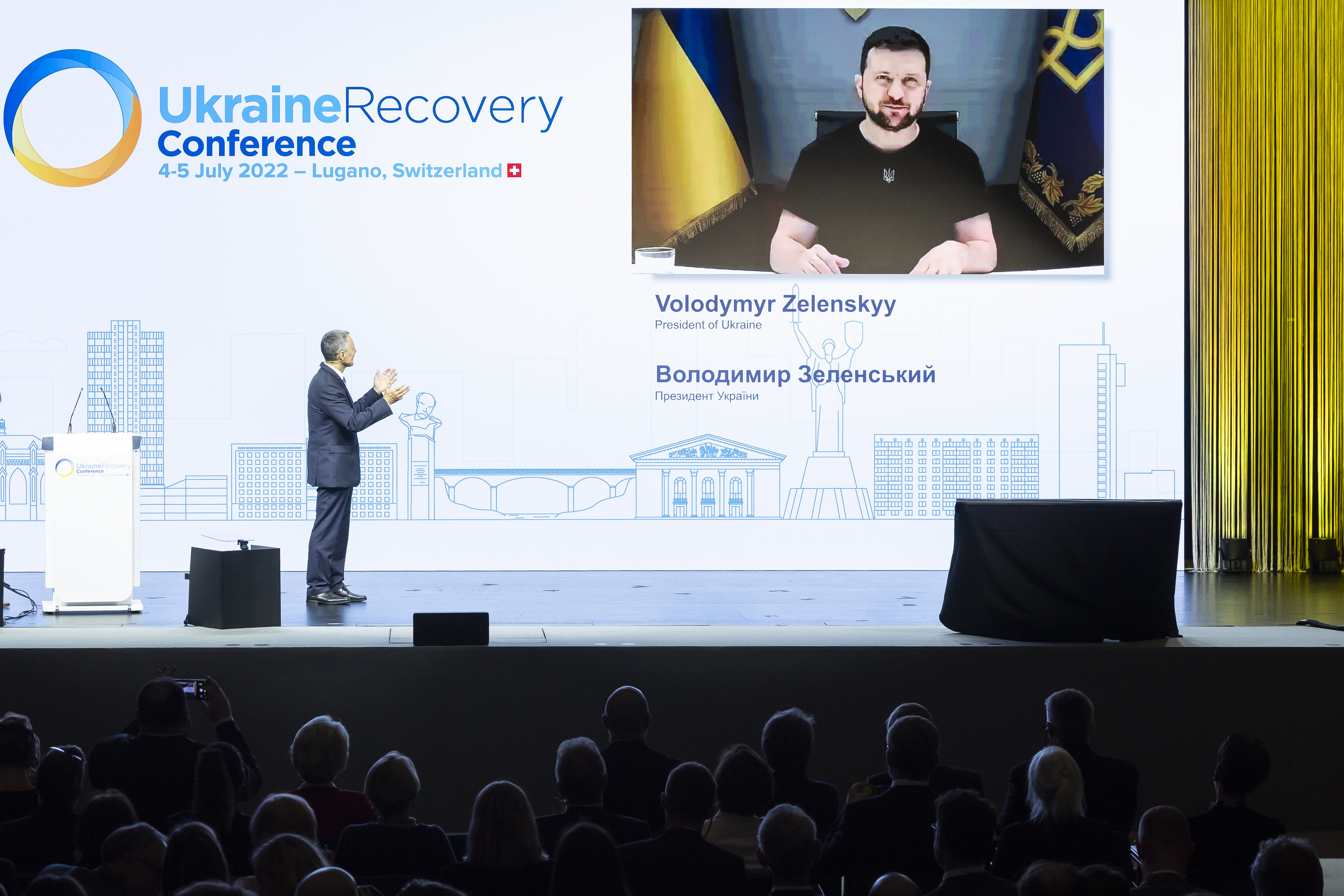 El presidente suizo Ignazio Cassis, ministro de Relaciones Exteriores, a la izquierda, presenta al presidente ucraniano Volodimir Zelensky por videoconferencia durante la Conferencia de Recuperación de Ucrania (Michael Buholzer/Keystone vía AP)
