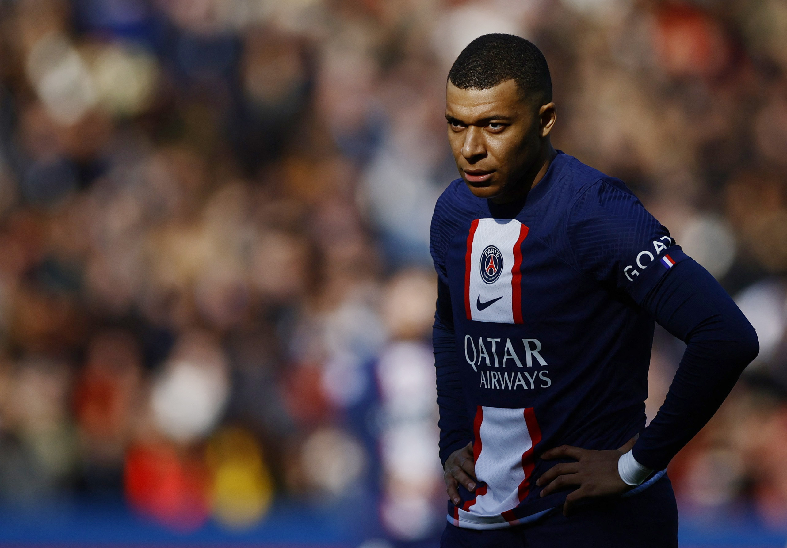 Mbappé está enojado con la dirigencia por incumplir varias promesas que le hicieron al renovar su contrato (Foto: Reuters)