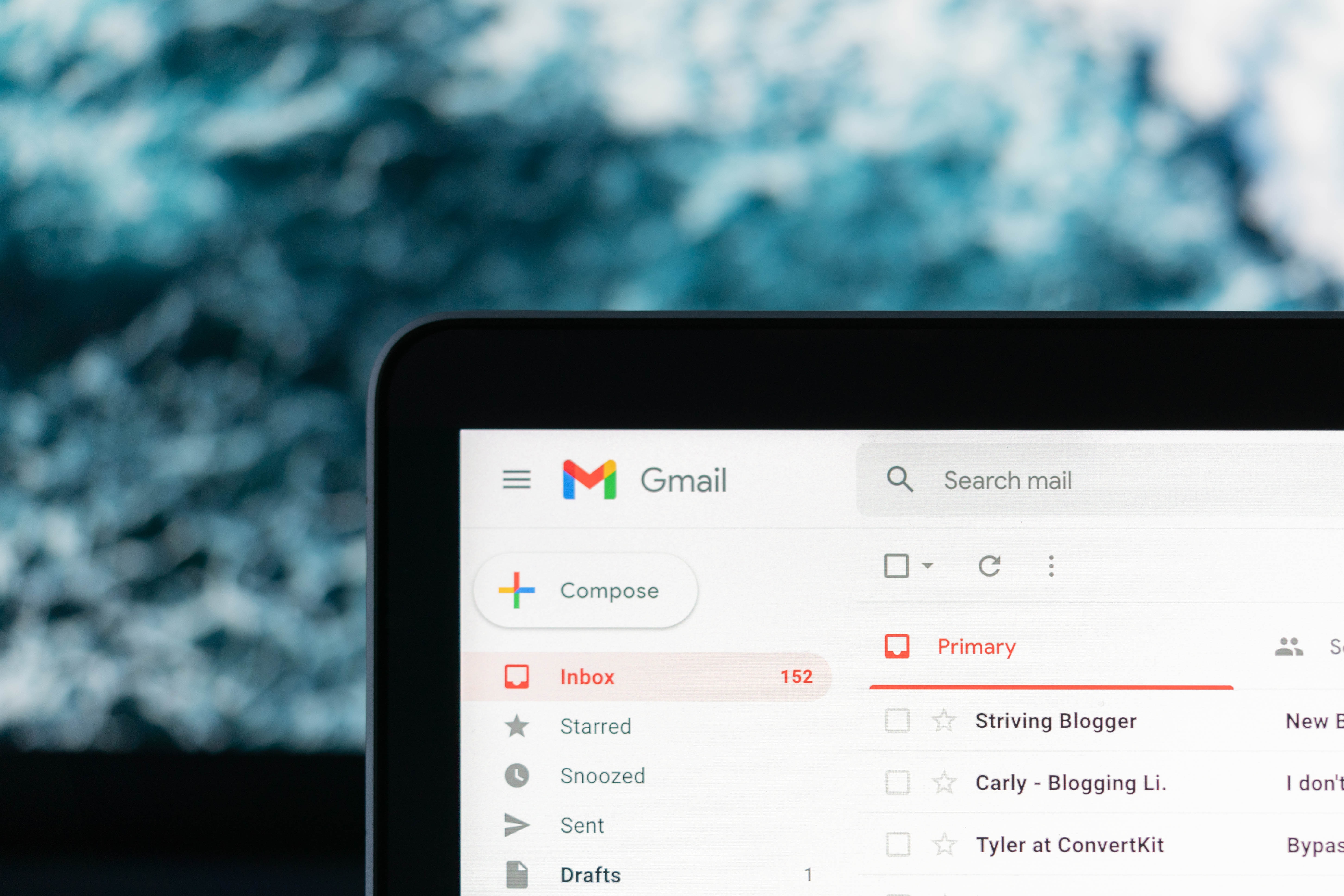 Gmail-Posteingang im Browser mit Suchfeld und verschiedenen E-Mail-Ordnern