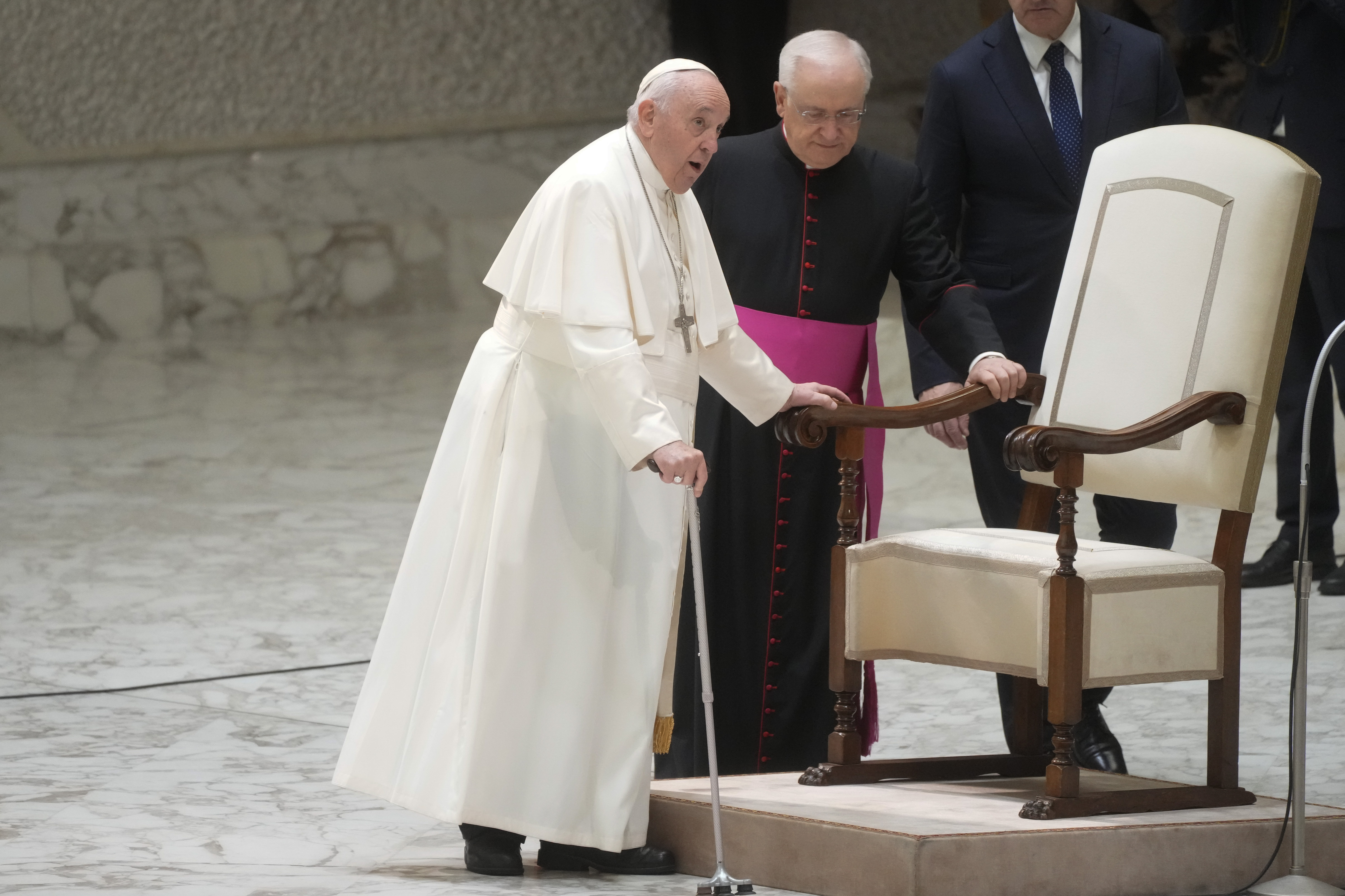 El papa Francisco recibe a fieles en el aula Pablo VI del Vaticano, 3 de diciembre de 2022. El pontífice ajustó el martes 6 de diciembre de 2022 el control y la supervisión de fundaciones y asociaciones con sede en el Vaticano. (AP Foto/Gregorio Borgia)