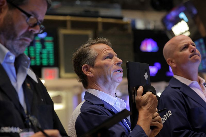 Operadores trabajan en el piso de la Bolsa de Valores de Nueva York (REUTERS/Andrew Kelly)