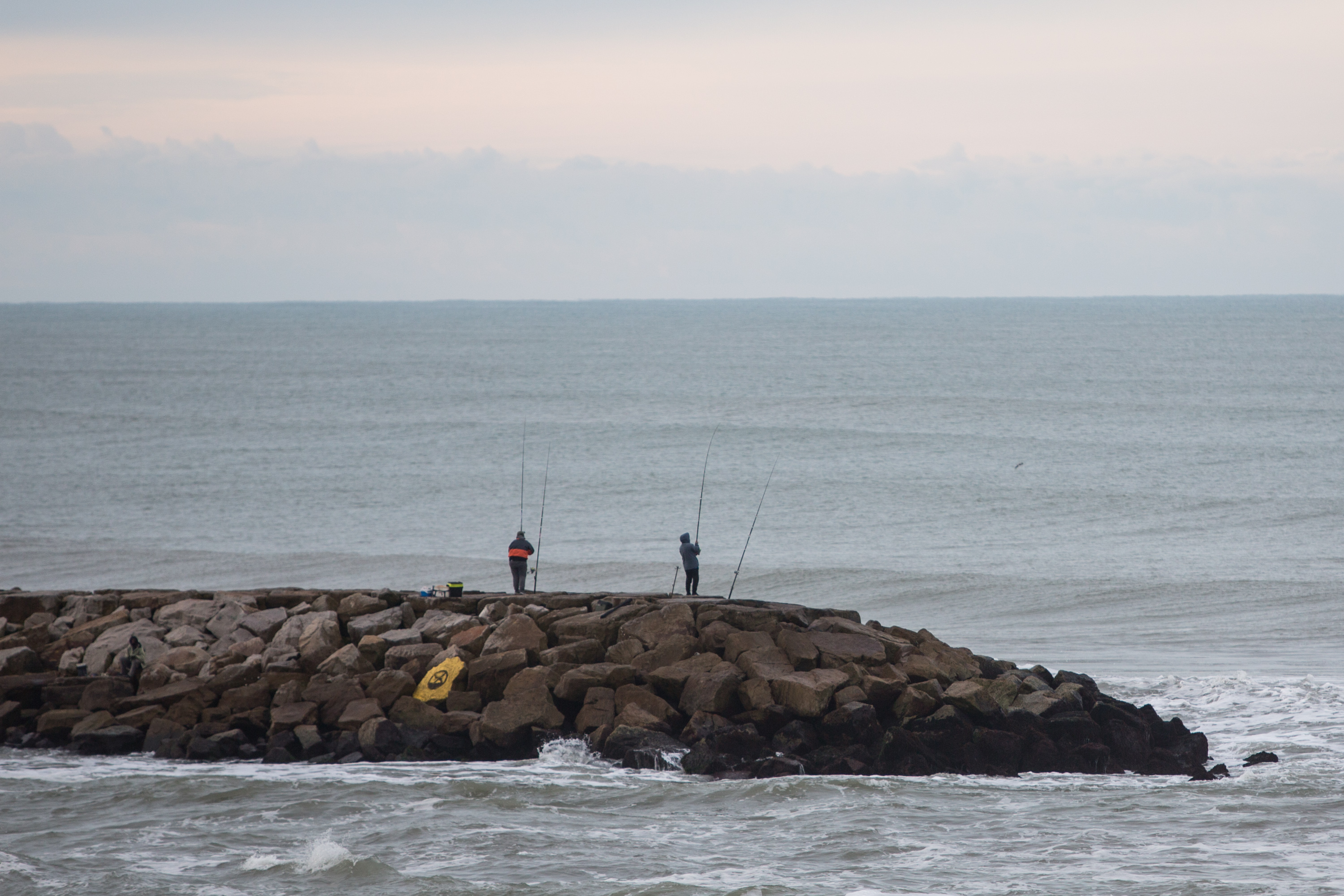 Las escolleras volvieron a poblarse de pescadores que, desde bien temprano, llegaron con sus cañas, sus anzuelos y sus baldes con carnada.