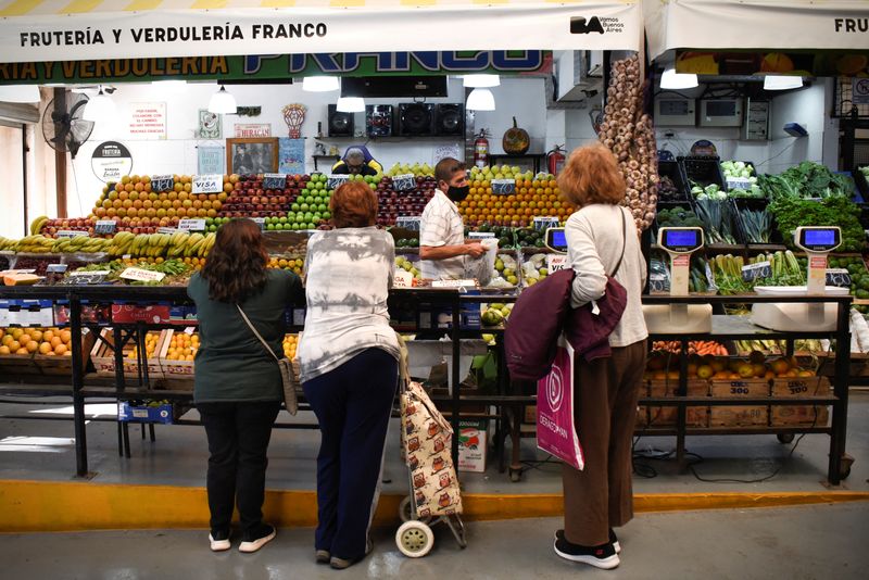 Clientes hacen fila para comprar fruta y verdura en un mercado de Buenos Aires, en momentos en que la inflación está en su mayor nivel en años, provocando una escalada en los precios de los alimentos, en Buenos Aires, Argentina, el 12 de abril de 2022. REUTERS/Mariana Nedelcu