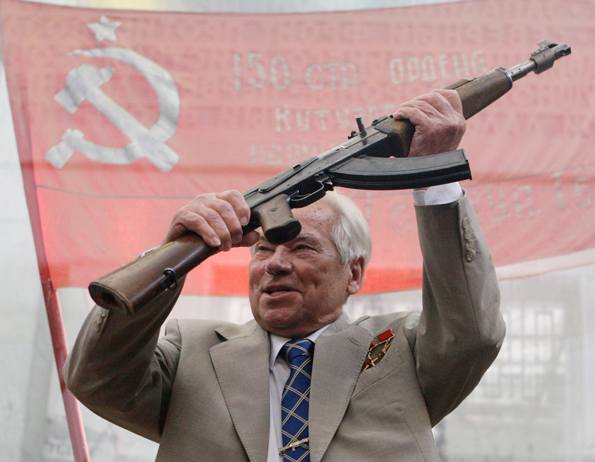 El mayor general Mijaíl Timoféyevich Kalashnikov murió en Izhevsk, Rusia, el 23 de diciembre de 2013. Tenía 94 años (Dima Korotayev/Epsilon/Getty Images)