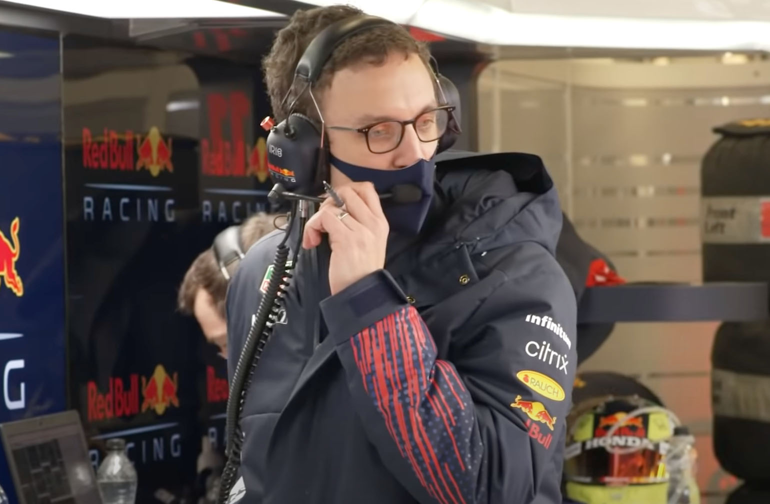 Hugh Bird, ingeniero de carrera de Sergio Checo Pérez en Red Bull (Foto: Youtube/Red Bull Racing Honda)